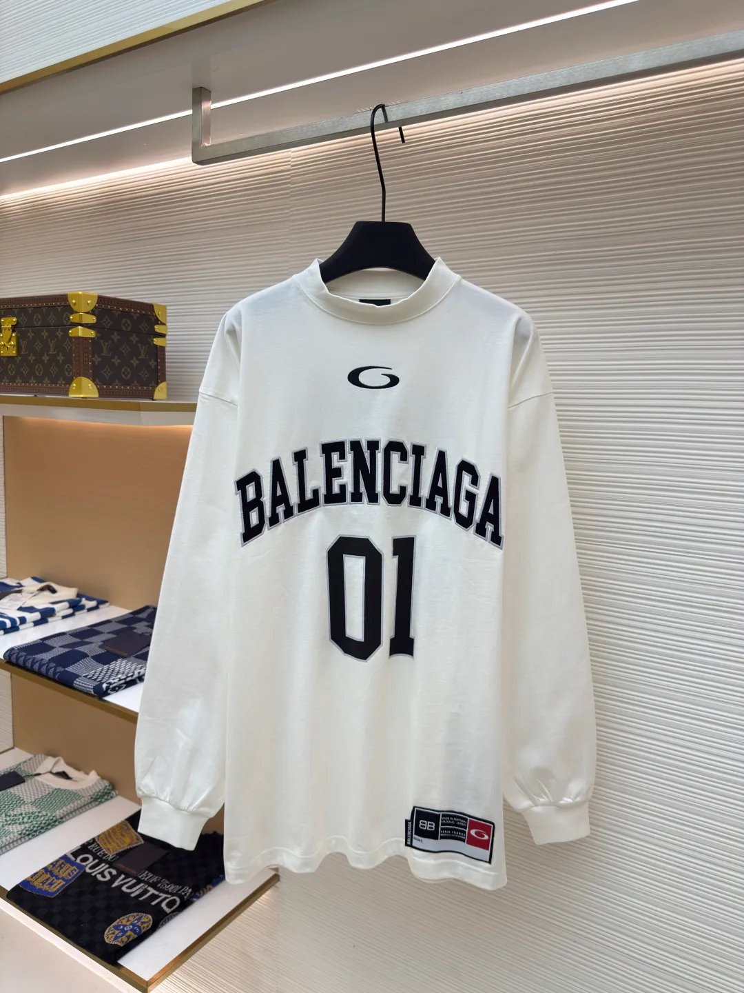 Balenciaga No. 1 jersey embroidered long sleeves ●Authentic product: Purchased and developed for 9200 ●Item number: 1680352-A55 ●Fabric: combed cotton plain fabric ●Technology: embroidery production ●Version: loose fit ●Weight: about 455 grams ●Size: XS-S-M-L ●Description: The fabric is made of 16s single-yarn combed cotton plain weave, with matching 1*1 horizontal machine-woven ribbing of this fabric color. The front and back panels are printed with elliptical machine screen paste, the front panel is embroidered with a domestic high-speed embroidery machine, laser burnt letter patch, 7s*7s twill contrasting color fastness 100% cotton, and the hem is a flat car color-blocked jacquard woven label. The woven label is made of white fine silk material imported from Japan. The overall wiring is straight and delicate, the fabric is comfortable and soft, and the color is consistent without color difference. It can be matched with the same style to create a fashionable look and control various occasions. Customized accessories, complete with three standards, same style for men and women!
