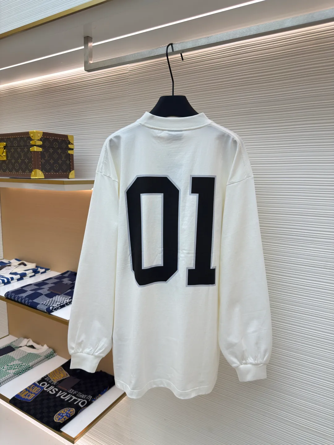 Balenciaga No. 1 jersey embroidered long sleeves ●Authentic product: Purchased and developed for 9200 ●Item number: 1680352-A55 ●Fabric: combed cotton plain fabric ●Technology: embroidery production ●Version: loose fit ●Weight: about 455 grams ●Size: XS-S-M-L ●Description: The fabric is made of 16s single-yarn combed cotton plain weave, with matching 1*1 horizontal machine-woven ribbing of this fabric color. The front and back panels are printed with elliptical machine screen paste, the front panel is embroidered with a domestic high-speed embroidery machine, laser burnt letter patch, 7s*7s twill contrasting color fastness 100% cotton, and the hem is a flat car color-blocked jacquard woven label. The woven label is made of white fine silk material imported from Japan. The overall wiring is straight and delicate, the fabric is comfortable and soft, and the color is consistent without color difference. It can be matched with the same style to create a fashionable look and control various occasions. Customized accessories, complete with three standards, same style for men and women!