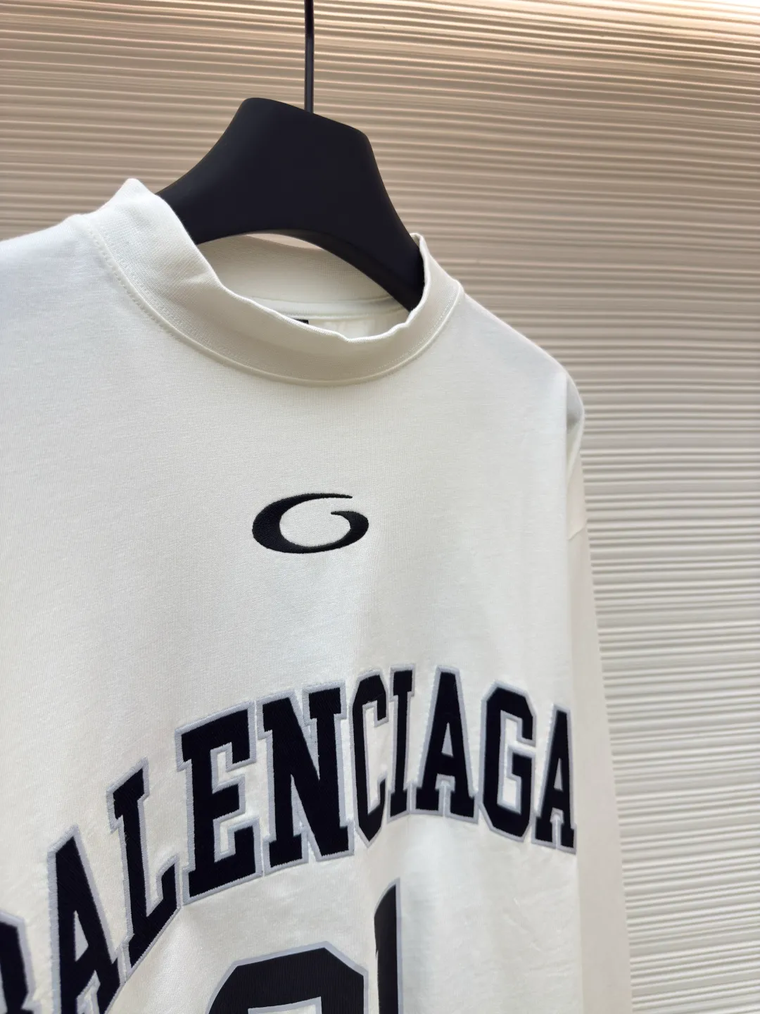 Balenciaga No. 1 jersey embroidered long sleeves ●Authentic product: Purchased and developed for 9200 ●Item number: 1680352-A55 ●Fabric: combed cotton plain fabric ●Technology: embroidery production ●Version: loose fit ●Weight: about 455 grams ●Size: XS-S-M-L ●Description: The fabric is made of 16s single-yarn combed cotton plain weave, with matching 1*1 horizontal machine-woven ribbing of this fabric color. The front and back panels are printed with elliptical machine screen paste, the front panel is embroidered with a domestic high-speed embroidery machine, laser burnt letter patch, 7s*7s twill contrasting color fastness 100% cotton, and the hem is a flat car color-blocked jacquard woven label. The woven label is made of white fine silk material imported from Japan. The overall wiring is straight and delicate, the fabric is comfortable and soft, and the color is consistent without color difference. It can be matched with the same style to create a fashionable look and control various occasions. Customized accessories, complete with three standards, same style for men and women!