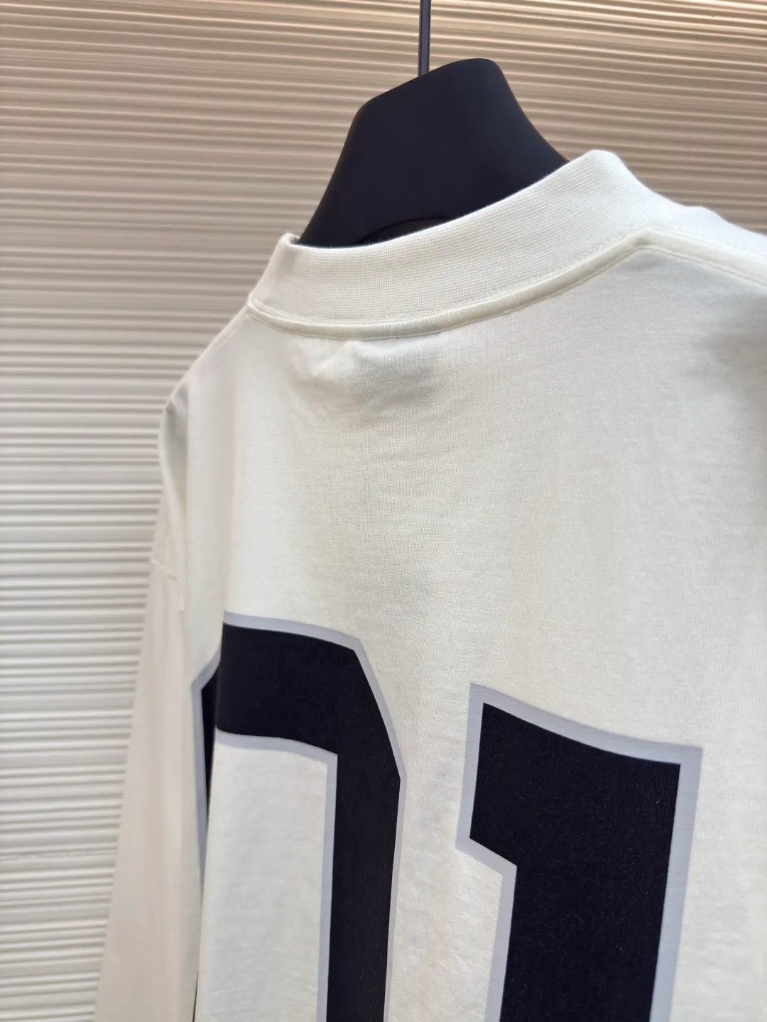 Balenciaga No. 1 jersey embroidered long sleeves ●Authentic product: Purchased and developed for 9200 ●Item number: 1680352-A55 ●Fabric: combed cotton plain fabric ●Technology: embroidery production ●Version: loose fit ●Weight: about 455 grams ●Size: XS-S-M-L ●Description: The fabric is made of 16s single-yarn combed cotton plain weave, with matching 1*1 horizontal machine-woven ribbing of this fabric color. The front and back panels are printed with elliptical machine screen paste, the front panel is embroidered with a domestic high-speed embroidery machine, laser burnt letter patch, 7s*7s twill contrasting color fastness 100% cotton, and the hem is a flat car color-blocked jacquard woven label. The woven label is made of white fine silk material imported from Japan. The overall wiring is straight and delicate, the fabric is comfortable and soft, and the color is consistent without color difference. It can be matched with the same style to create a fashionable look and control various occasions. Customized accessories, complete with three standards, same style for men and women!