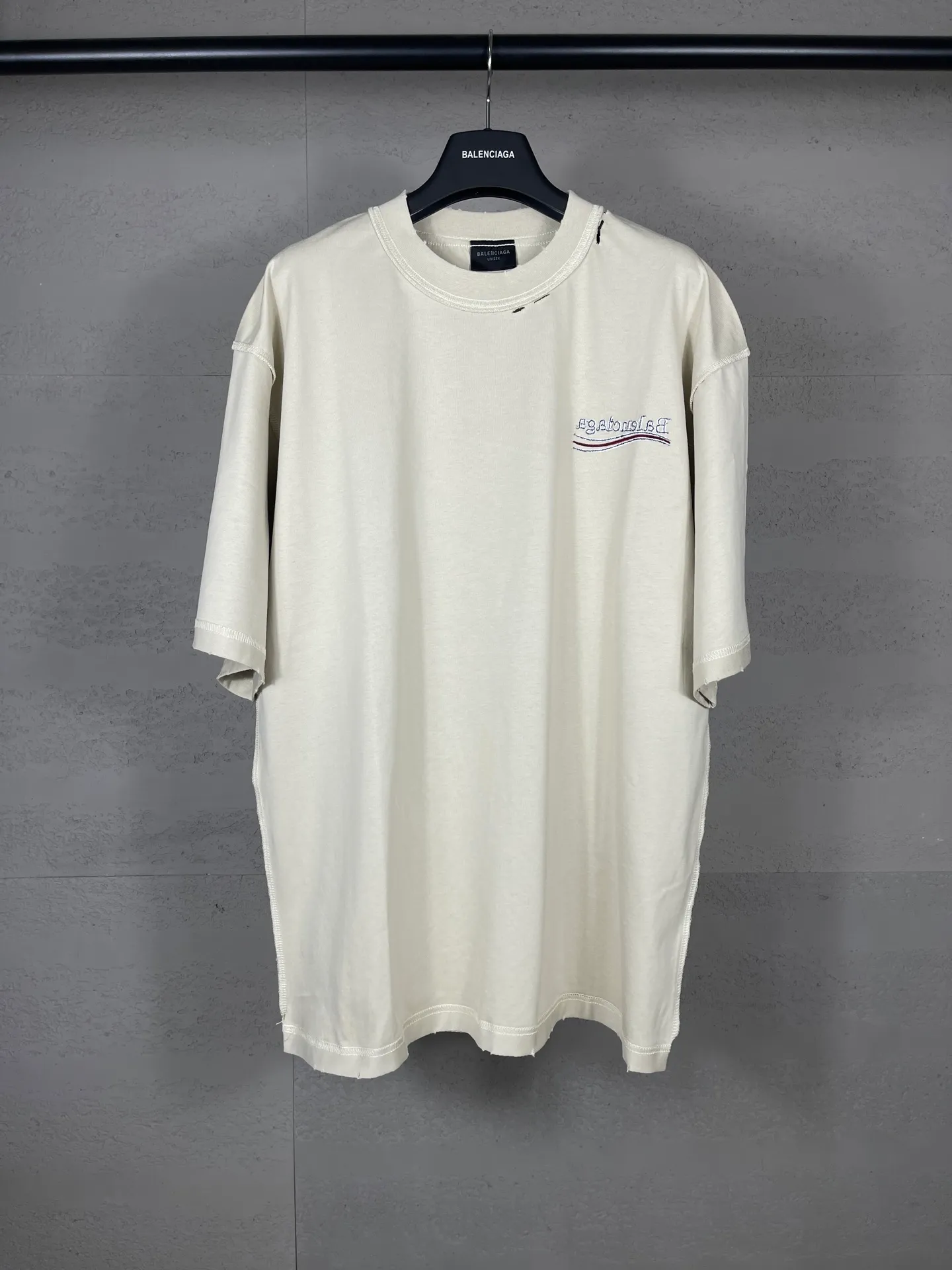 🅿️200 Actual pictures [Top version. Official website quality] BALENCI*GA/Paris #2025 new classic Coke sea spray LOGO reverse embroidery, washed and worn short-sleeved T-shirt, ready-to-wear stitched on the reverse, ready-to-wear washed, full of design sense. Welcome to compare. The fabric is made of Paris ZP custom-woven and dyed cotton double yarn, weight 260 grams, clean cloth surface. Clear cloth pattern, soft and comfortable. The threads are dyed with no color difference. The classic letter LOGO is embroidered on the reverse using an imported Tajima embroidery machine. The effect is three-dimensional. Restore brick cabinet, adopt OS loose shoulder style. Same style for men and women. Code: BL253677 Color: washed black, apricot Size: XS S M L