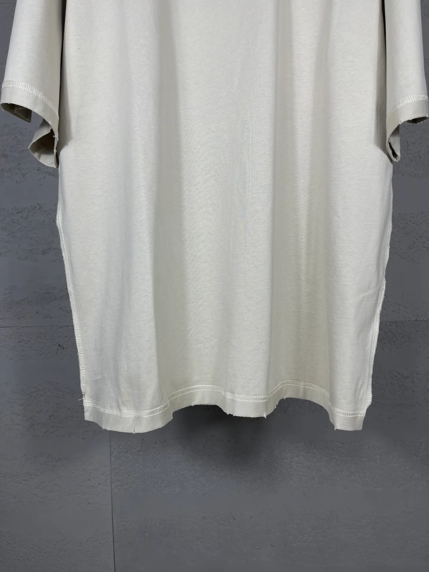 🅿️200 Actual pictures [Top version. Official website quality] BALENCI*GA/Paris #2025 new classic Coke sea spray LOGO reverse embroidery, washed and worn short-sleeved T-shirt, ready-to-wear stitched on the reverse, ready-to-wear washed, full of design sense. Welcome to compare. The fabric is made of Paris ZP custom-woven and dyed cotton double yarn, weight 260 grams, clean cloth surface. Clear cloth pattern, soft and comfortable. The threads are dyed with no color difference. The classic letter LOGO is embroidered on the reverse using an imported Tajima embroidery machine. The effect is three-dimensional. Restore brick cabinet, adopt OS loose shoulder style. Same style for men and women. Code: BL253677 Color: washed black, apricot Size: XS S M L