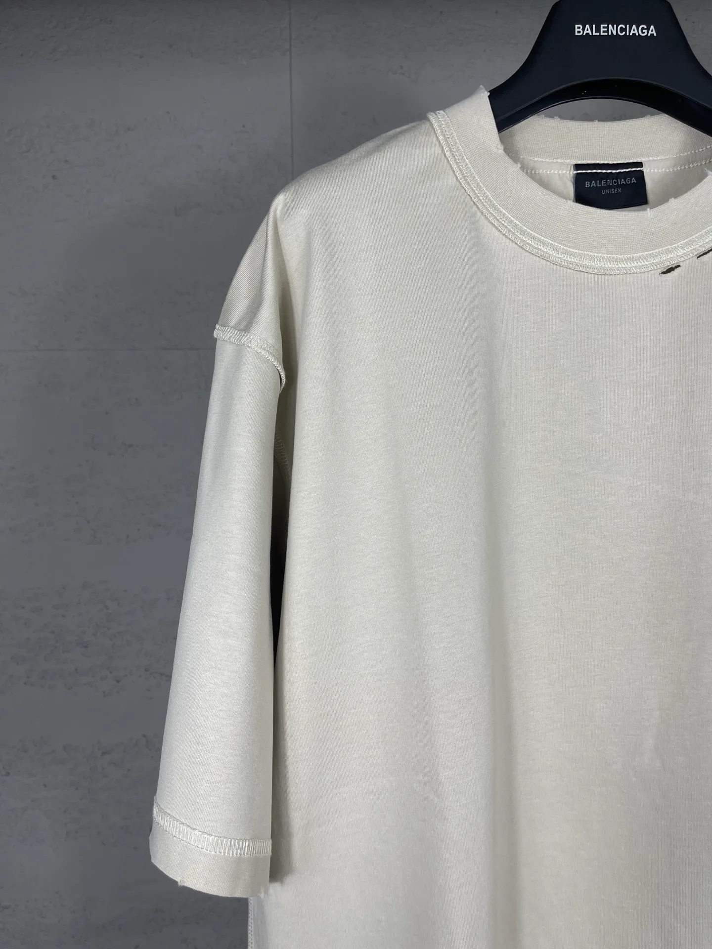🅿️200 Actual pictures [Top version. Official website quality] BALENCI*GA/Paris #2025 new classic Coke sea spray LOGO reverse embroidery, washed and worn short-sleeved T-shirt, ready-to-wear stitched on the reverse, ready-to-wear washed, full of design sense. Welcome to compare. The fabric is made of Paris ZP custom-woven and dyed cotton double yarn, weight 260 grams, clean cloth surface. Clear cloth pattern, soft and comfortable. The threads are dyed with no color difference. The classic letter LOGO is embroidered on the reverse using an imported Tajima embroidery machine. The effect is three-dimensional. Restore brick cabinet, adopt OS loose shoulder style. Same style for men and women. Code: BL253677 Color: washed black, apricot Size: XS S M L