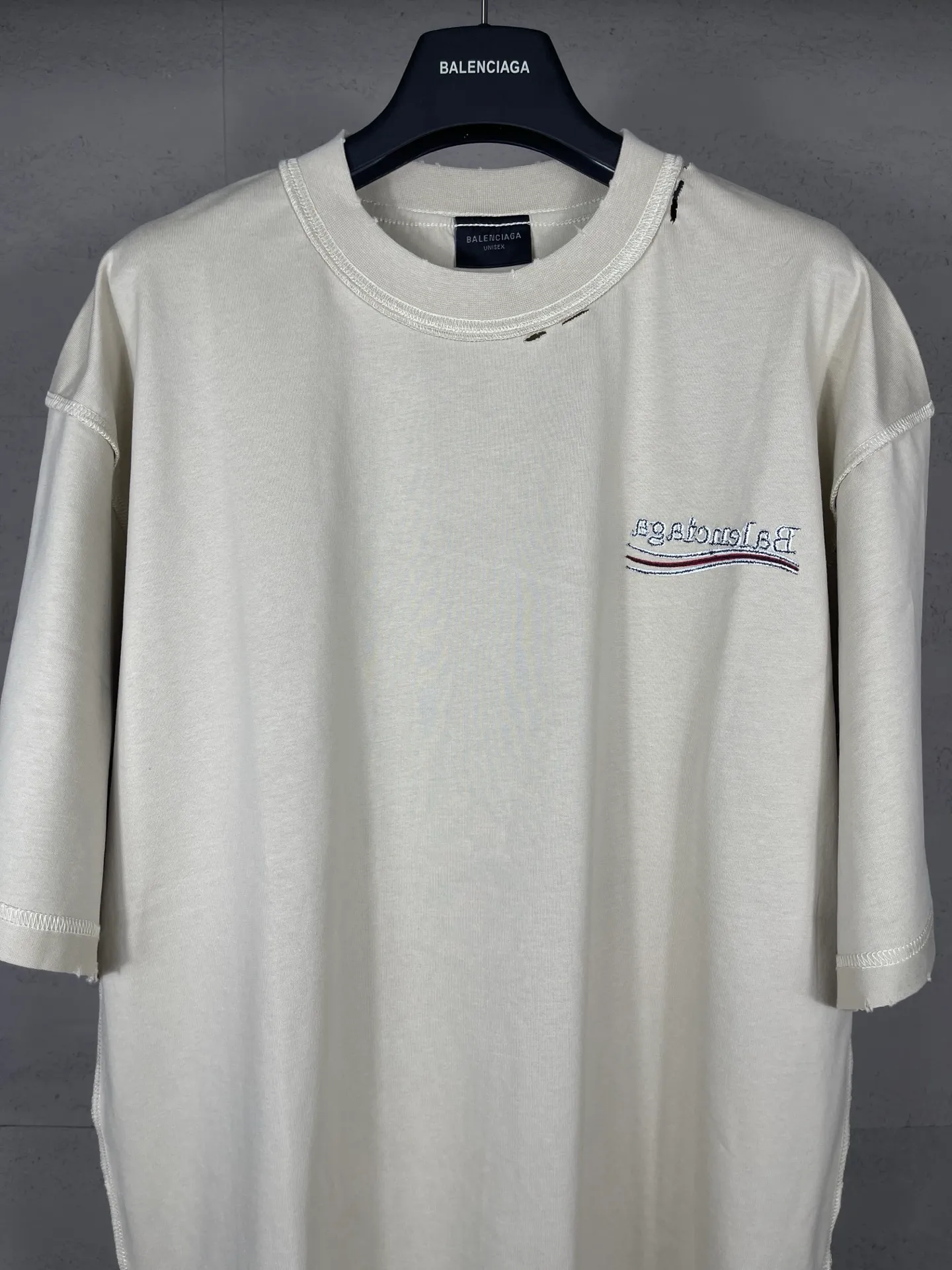 🅿️200 Actual pictures [Top version. Official website quality] BALENCI*GA/Paris #2025 new classic Coke sea spray LOGO reverse embroidery, washed and worn short-sleeved T-shirt, ready-to-wear stitched on the reverse, ready-to-wear washed, full of design sense. Welcome to compare. The fabric is made of Paris ZP custom-woven and dyed cotton double yarn, weight 260 grams, clean cloth surface. Clear cloth pattern, soft and comfortable. The threads are dyed with no color difference. The classic letter LOGO is embroidered on the reverse using an imported Tajima embroidery machine. The effect is three-dimensional. Restore brick cabinet, adopt OS loose shoulder style. Same style for men and women. Code: BL253677 Color: washed black, apricot Size: XS S M L