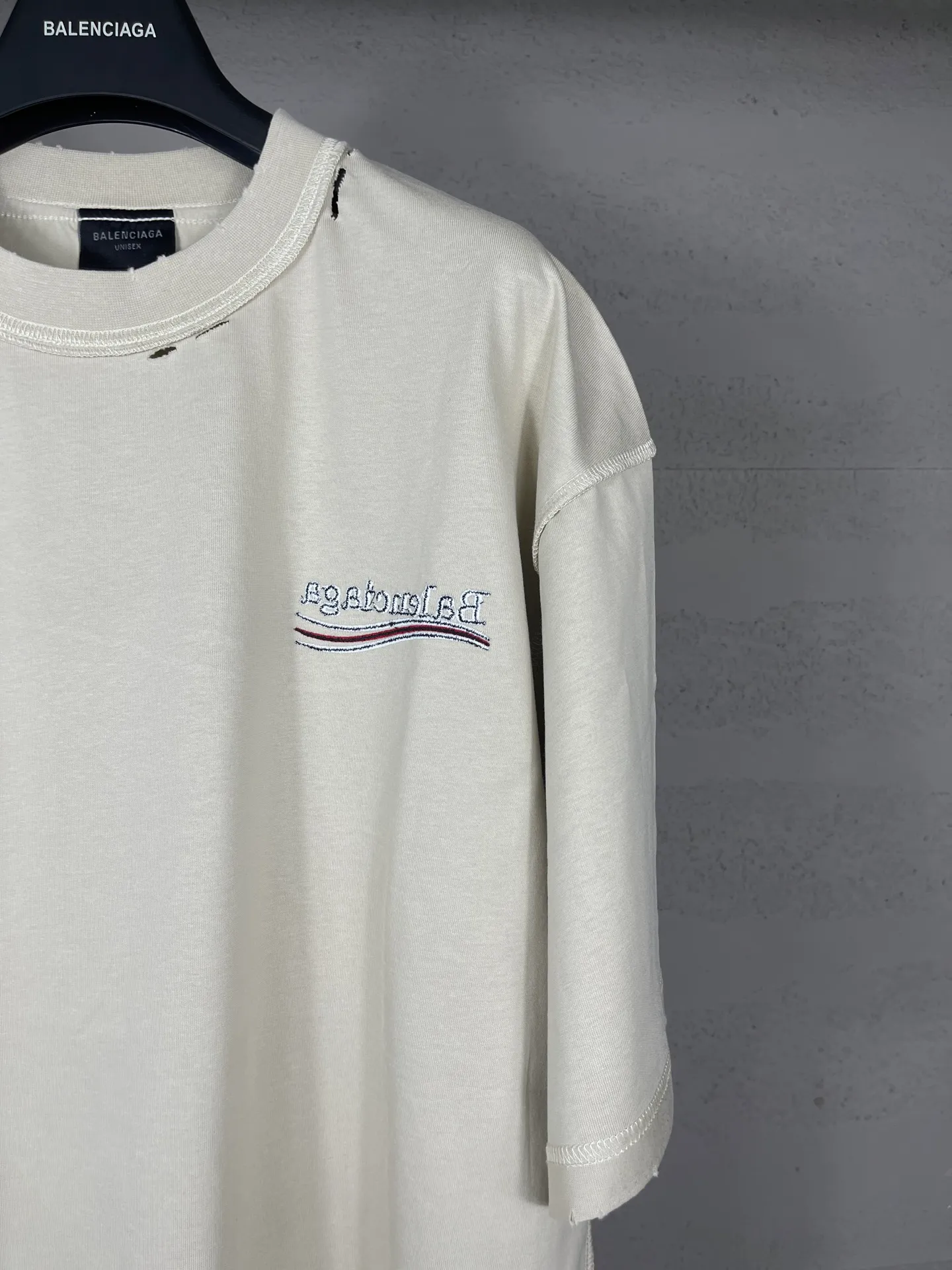 🅿️200 Actual pictures [Top version. Official website quality] BALENCI*GA/Paris #2025 new classic Coke sea spray LOGO reverse embroidery, washed and worn short-sleeved T-shirt, ready-to-wear stitched on the reverse, ready-to-wear washed, full of design sense. Welcome to compare. The fabric is made of Paris ZP custom-woven and dyed cotton double yarn, weight 260 grams, clean cloth surface. Clear cloth pattern, soft and comfortable. The threads are dyed with no color difference. The classic letter LOGO is embroidered on the reverse using an imported Tajima embroidery machine. The effect is three-dimensional. Restore brick cabinet, adopt OS loose shoulder style. Same style for men and women. Code: BL253677 Color: washed black, apricot Size: XS S M L