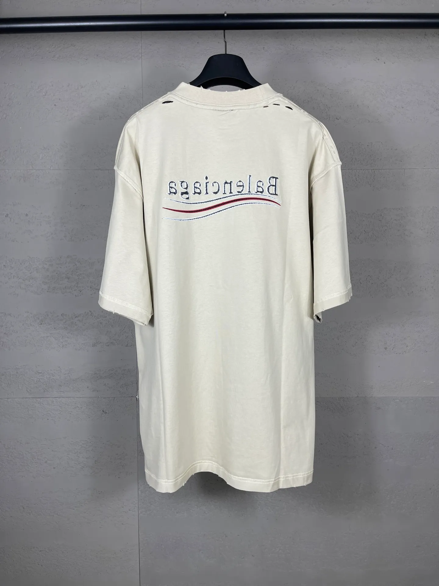 🅿️200 Actual pictures [Top version. Official website quality] BALENCI*GA/Paris #2025 new classic Coke sea spray LOGO reverse embroidery, washed and worn short-sleeved T-shirt, ready-to-wear stitched on the reverse, ready-to-wear washed, full of design sense. Welcome to compare. The fabric is made of Paris ZP custom-woven and dyed cotton double yarn, weight 260 grams, clean cloth surface. Clear cloth pattern, soft and comfortable. The threads are dyed with no color difference. The classic letter LOGO is embroidered on the reverse using an imported Tajima embroidery machine. The effect is three-dimensional. Restore brick cabinet, adopt OS loose shoulder style. Same style for men and women. Code: BL253677 Color: washed black, apricot Size: XS S M L
