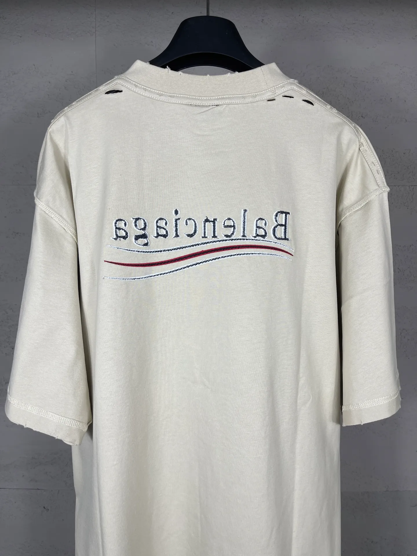 🅿️200 Actual pictures [Top version. Official website quality] BALENCI*GA/Paris #2025 new classic Coke sea spray LOGO reverse embroidery, washed and worn short-sleeved T-shirt, ready-to-wear stitched on the reverse, ready-to-wear washed, full of design sense. Welcome to compare. The fabric is made of Paris ZP custom-woven and dyed cotton double yarn, weight 260 grams, clean cloth surface. Clear cloth pattern, soft and comfortable. The threads are dyed with no color difference. The classic letter LOGO is embroidered on the reverse using an imported Tajima embroidery machine. The effect is three-dimensional. Restore brick cabinet, adopt OS loose shoulder style. Same style for men and women. Code: BL253677 Color: washed black, apricot Size: XS S M L