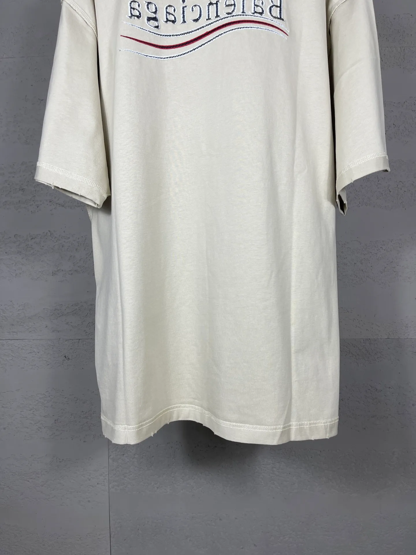 🅿️200 Actual pictures [Top version. Official website quality] BALENCI*GA/Paris #2025 new classic Coke sea spray LOGO reverse embroidery, washed and worn short-sleeved T-shirt, ready-to-wear stitched on the reverse, ready-to-wear washed, full of design sense. Welcome to compare. The fabric is made of Paris ZP custom-woven and dyed cotton double yarn, weight 260 grams, clean cloth surface. Clear cloth pattern, soft and comfortable. The threads are dyed with no color difference. The classic letter LOGO is embroidered on the reverse using an imported Tajima embroidery machine. The effect is three-dimensional. Restore brick cabinet, adopt OS loose shoulder style. Same style for men and women. Code: BL253677 Color: washed black, apricot Size: XS S M L