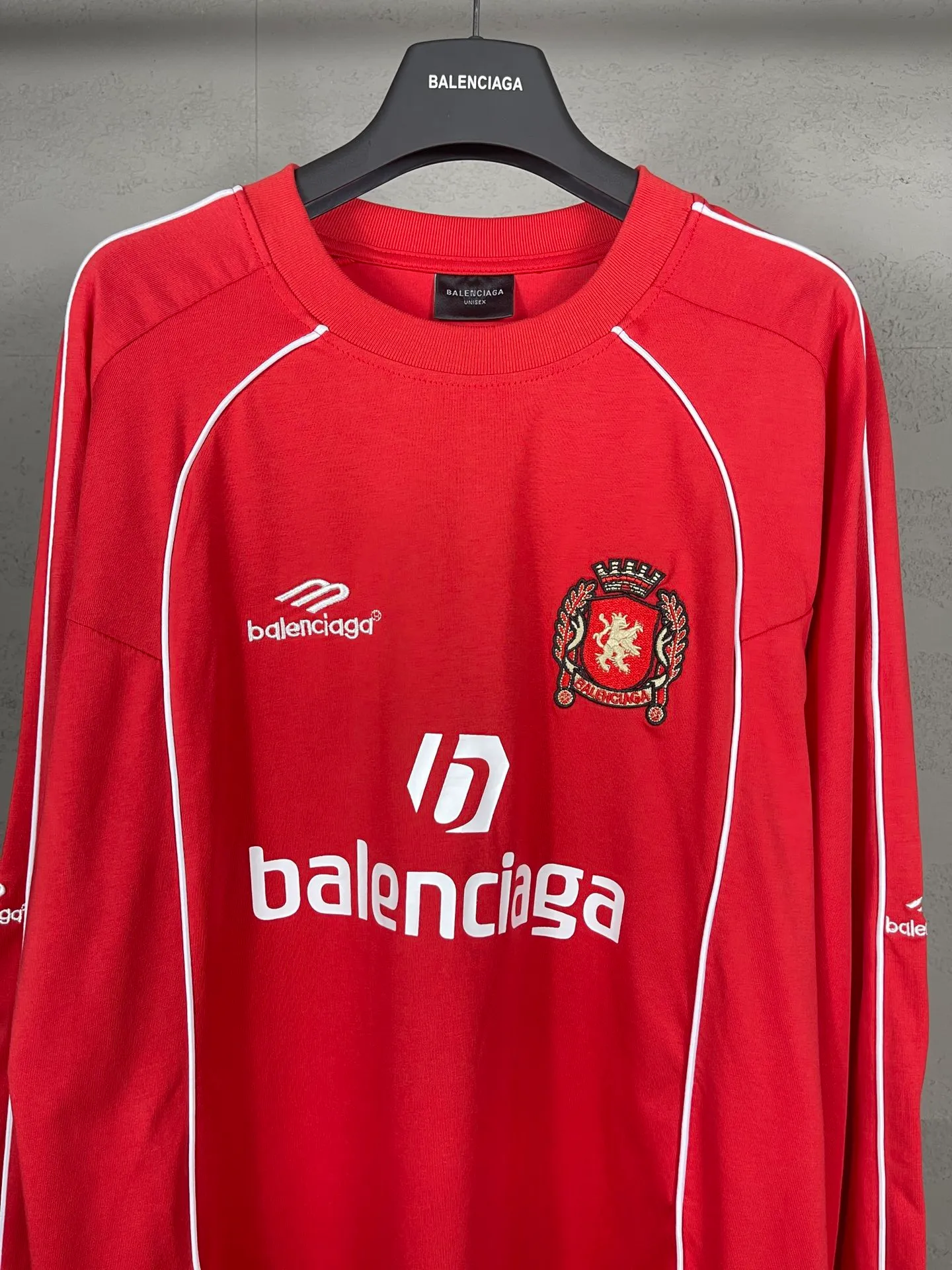 🅿️100 real photos [Top version. Official website quality] BALENCI*GA/Paris new model. Co-branded football sportswear LOGO embroidered printed long-sleeved T-shirt # The whole piece of clothing is stitched with multiple stitching edges. The craftsmanship is extremely complex and the market currency is very different. Welcome to compare 🆚. The fabric is made of Paris ZP custom-woven and dyed cotton double yarn. Weighing 260 grams, the cloth surface is clean. The cloth pattern is clear, soft and comfortable. The threads are dyed with no color difference. The classic pattern embroidery is embroidered by Tajima imported embroidery machine, and the printing uses imported glue. The letters are clear, three-dimensional and without burrs. Jubie market produces pictures based on pictures. Welcome to compare. The version adopts OS loose shoulder design. Same style for men and women. Code: BL225036 Color: black, white, pink, red, fluorescent yellow Size: XS S M L