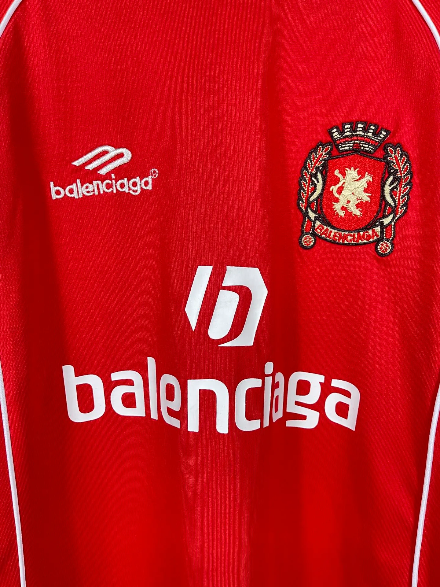 🅿️100 real photos [Top version. Official website quality] BALENCI*GA/Paris new model. Co-branded football sportswear LOGO embroidered printed long-sleeved T-shirt # The whole piece of clothing is stitched with multiple stitching edges. The craftsmanship is extremely complex and the market currency is very different. Welcome to compare 🆚. The fabric is made of Paris ZP custom-woven and dyed cotton double yarn. Weighing 260 grams, the cloth surface is clean. The cloth pattern is clear, soft and comfortable. The threads are dyed with no color difference. The classic pattern embroidery is embroidered by Tajima imported embroidery machine, and the printing uses imported glue. The letters are clear, three-dimensional and without burrs. Jubie market produces pictures based on pictures. Welcome to compare. The version adopts OS loose shoulder design. Same style for men and women. Code: BL225036 Color: black, white, pink, red, fluorescent yellow Size: XS S M L