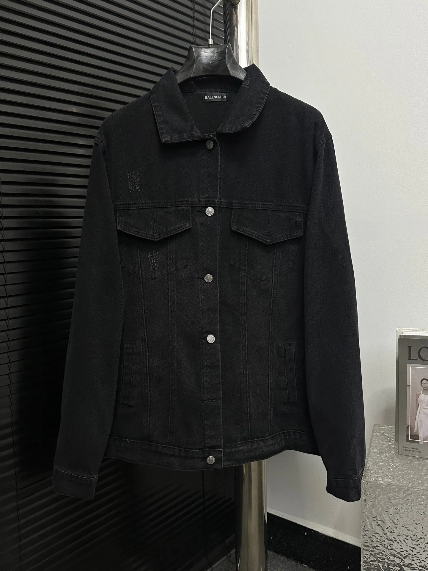 🅿️320 【Balenciaga】Balenciaga Eiffel Tower Denim Loose Jacket The Balenciaga catwalk limited series, spring and summer new models are made of 460 grams of high-end customized fabrics, with excellent washing effect, breathable and thick hand feel, and the details are all hand-polished and manufactured with craftsmanship. Exclusive door pockets are fully embedded with clips, which are stiff and cannot be deformed. The whole garment is made of custom-woven heavy denim fabrics, with independent hardware molding and heavy-duty washing. After multiple processes, it is created with a full sense of high-end and very motorcycle, showing luxury, classic and durability! ! Unisex size: S-XL