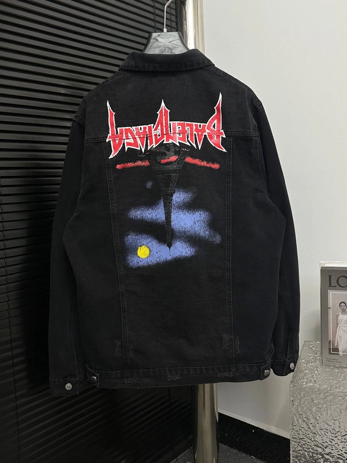 🅿️320 【Balenciaga】Balenciaga Eiffel Tower Denim Loose Jacket The Balenciaga catwalk limited series, spring and summer new models are made of 460 grams of high-end customized fabrics, with excellent washing effect, breathable and thick hand feel, and the details are all hand-polished and manufactured with craftsmanship. Exclusive door pockets are fully embedded with clips, which are stiff and cannot be deformed. The whole garment is made of custom-woven heavy denim fabrics, with independent hardware molding and heavy-duty washing. After multiple processes, it is created with a full sense of high-end and very motorcycle, showing luxury, classic and durability! ! Unisex size: S-XL