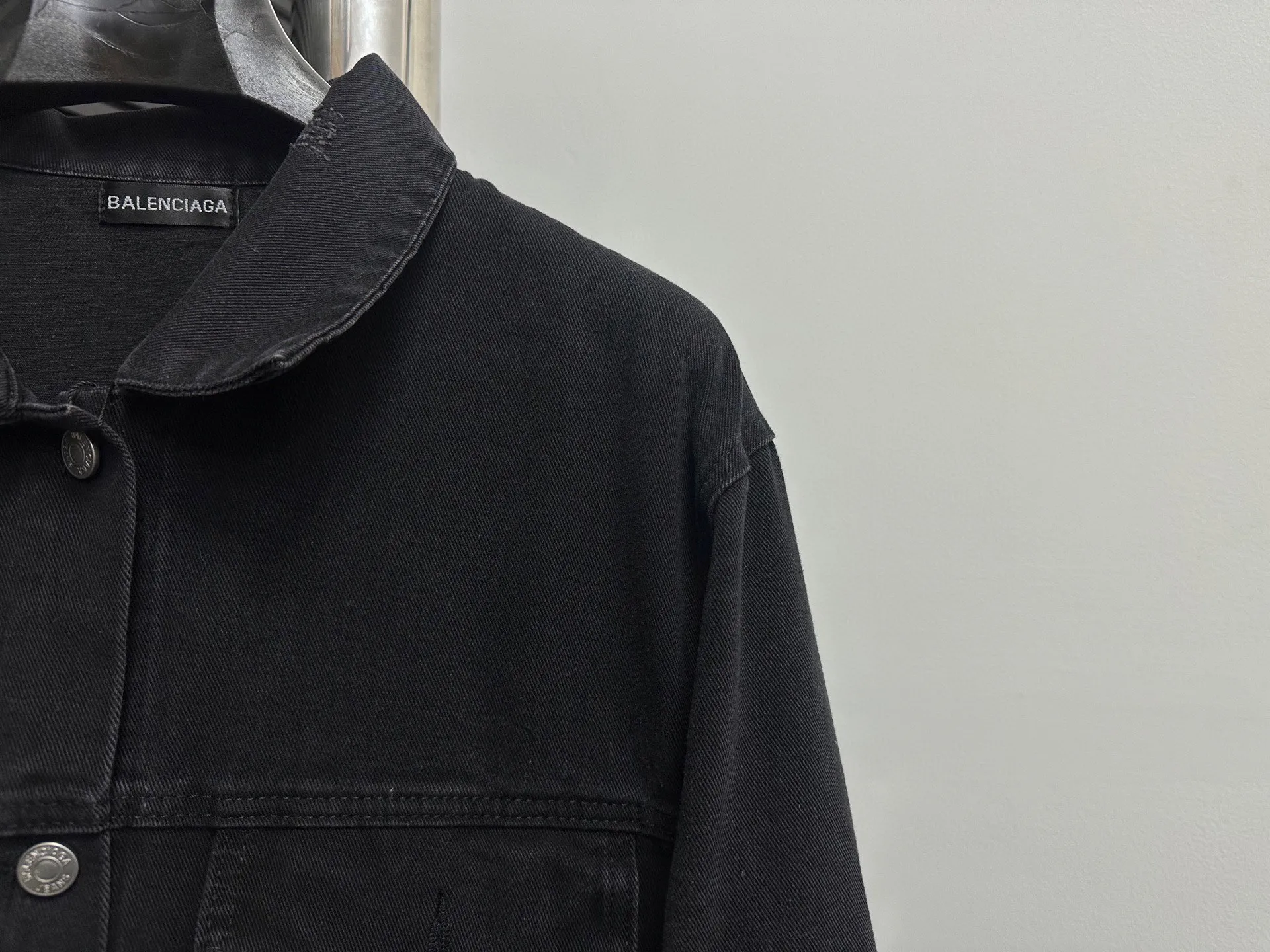 🅿️320 【Balenciaga】Balenciaga Eiffel Tower Denim Loose Jacket The Balenciaga catwalk limited series, spring and summer new models are made of 460 grams of high-end customized fabrics, with excellent washing effect, breathable and thick hand feel, and the details are all hand-polished and manufactured with craftsmanship. Exclusive door pockets are fully embedded with clips, which are stiff and cannot be deformed. The whole garment is made of custom-woven heavy denim fabrics, with independent hardware molding and heavy-duty washing. After multiple processes, it is created with a full sense of high-end and very motorcycle, showing luxury, classic and durability! ! Unisex size: S-XL