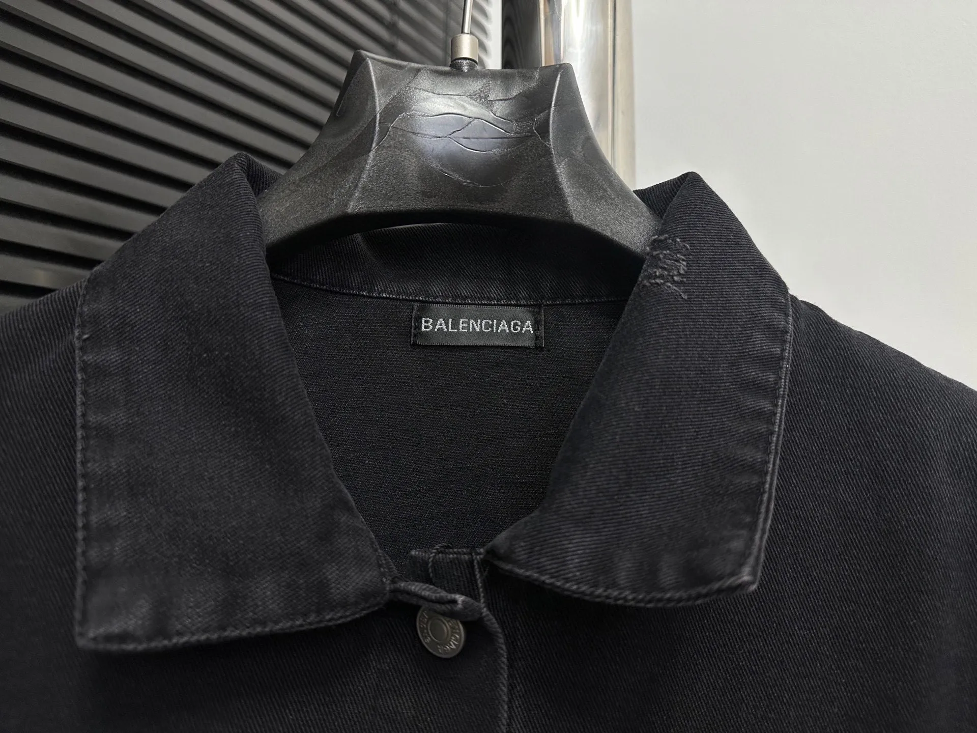 🅿️320 【Balenciaga】Balenciaga Eiffel Tower Denim Loose Jacket The Balenciaga catwalk limited series, spring and summer new models are made of 460 grams of high-end customized fabrics, with excellent washing effect, breathable and thick hand feel, and the details are all hand-polished and manufactured with craftsmanship. Exclusive door pockets are fully embedded with clips, which are stiff and cannot be deformed. The whole garment is made of custom-woven heavy denim fabrics, with independent hardware molding and heavy-duty washing. After multiple processes, it is created with a full sense of high-end and very motorcycle, showing luxury, classic and durability! ! Unisex size: S-XL