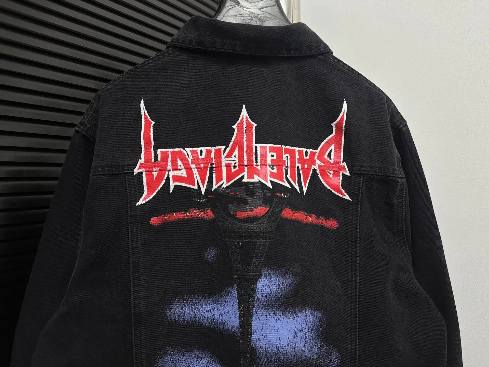 🅿️320 【Balenciaga】Balenciaga Eiffel Tower Denim Loose Jacket The Balenciaga catwalk limited series, spring and summer new models are made of 460 grams of high-end customized fabrics, with excellent washing effect, breathable and thick hand feel, and the details are all hand-polished and manufactured with craftsmanship. Exclusive door pockets are fully embedded with clips, which are stiff and cannot be deformed. The whole garment is made of custom-woven heavy denim fabrics, with independent hardware molding and heavy-duty washing. After multiple processes, it is created with a full sense of high-end and very motorcycle, showing luxury, classic and durability! ! Unisex size: S-XL