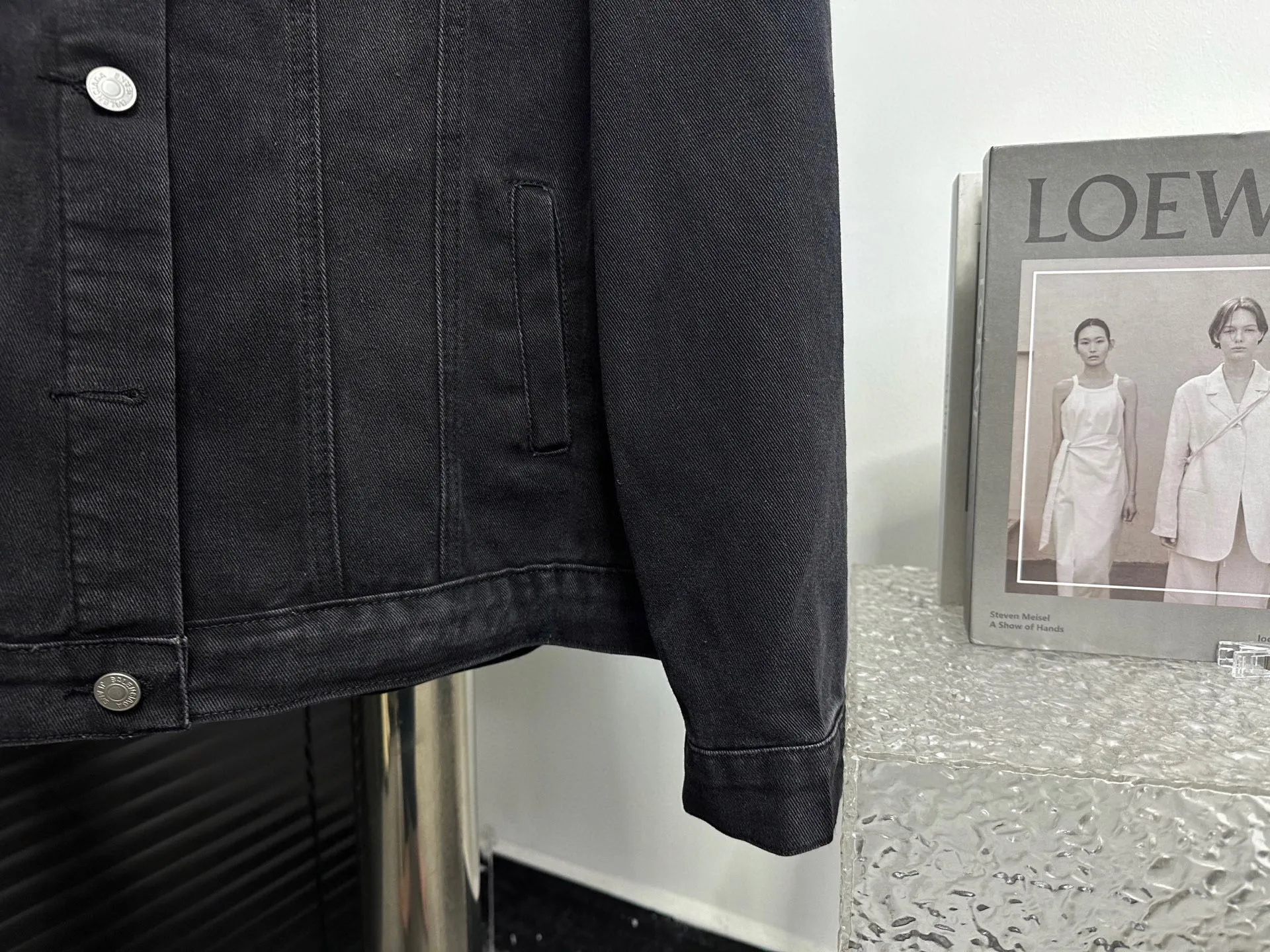 🅿️320 【Balenciaga】Balenciaga Eiffel Tower Denim Loose Jacket The Balenciaga catwalk limited series, spring and summer new models are made of 460 grams of high-end customized fabrics, with excellent washing effect, breathable and thick hand feel, and the details are all hand-polished and manufactured with craftsmanship. Exclusive door pockets are fully embedded with clips, which are stiff and cannot be deformed. The whole garment is made of custom-woven heavy denim fabrics, with independent hardware molding and heavy-duty washing. After multiple processes, it is created with a full sense of high-end and very motorcycle, showing luxury, classic and durability! ! Unisex size: S-XL