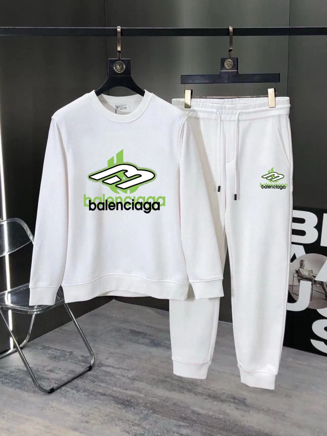 🅿️380 [BALENCIAGA] (Gospel for Fatty) hot-selling suit is coming. Focus on the original version of the official website. 2025 new hot-selling sweatshirt suit. The original order is the best. 🇭🇰The meticulous work of top designers. It has a fitting and perfect upper body effect. 100% natural high-quality Roman cotton, close-fitting comfort, noble and elegant! Original hardware embodies elegance and nobility! Counter size: M-5XL (maximum wear up to 220 pounds)