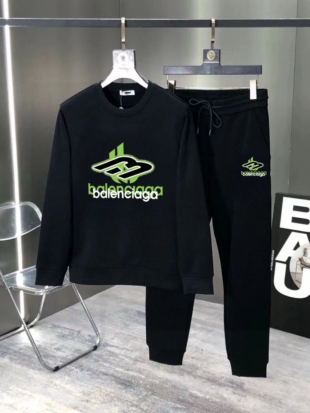 🅿️380 [BALENCIAGA] (Gospel for Fatty) hot-selling suit is coming. Focus on the original version of the official website. 2025 new hot-selling sweatshirt suit. The original order is the best. 🇭🇰The meticulous work of top designers. It has a fitting and perfect upper body effect. 100% natural high-quality Roman cotton, close-fitting comfort, noble and elegant! Original hardware embodies elegance and nobility! Counter size: M-5XL (maximum wear up to 220 pounds)