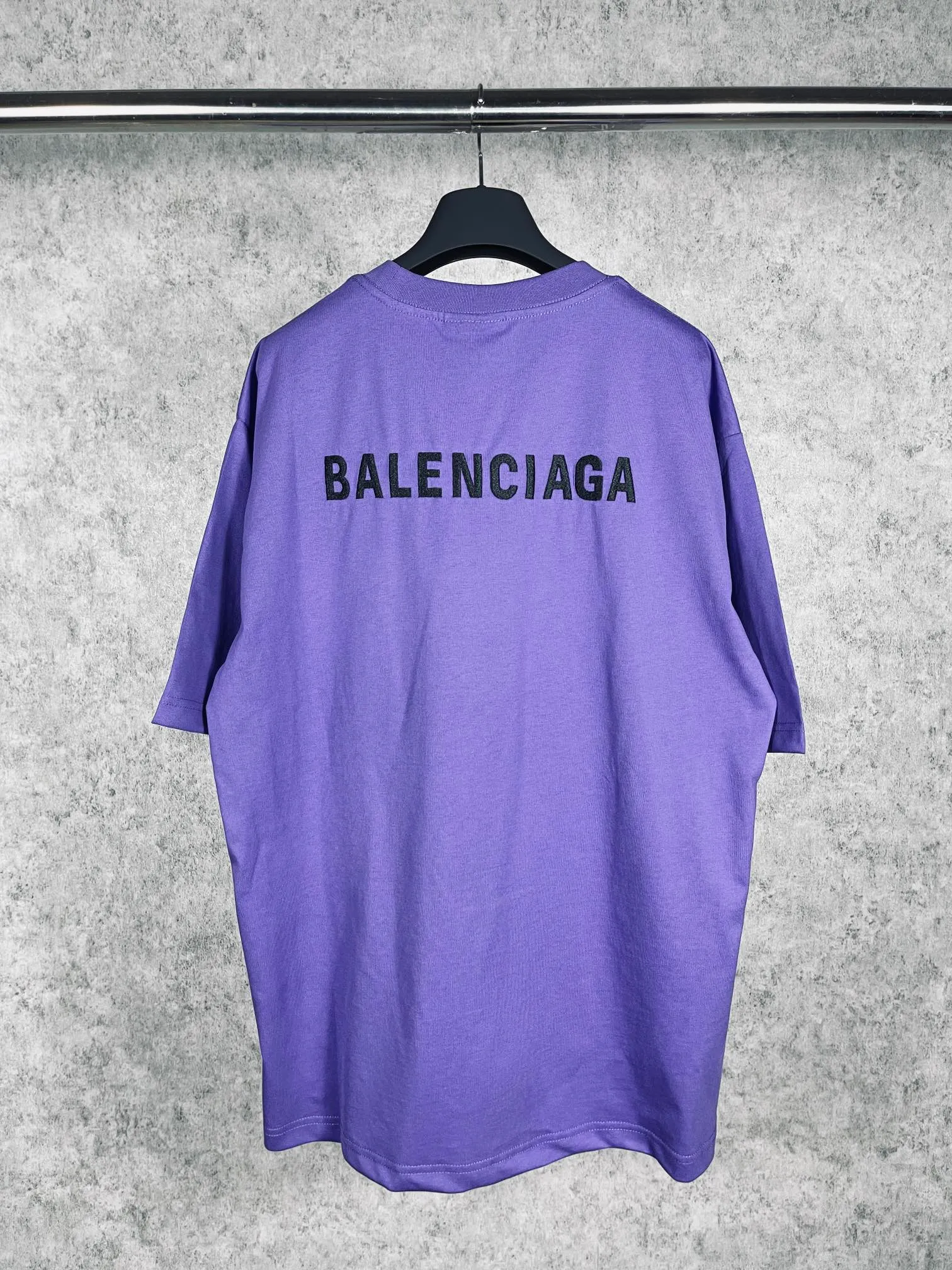 🅿️166 real photos [Top version. Official website quality] BALENCI*GA/Paris #Classic style. Classic letter embroidered short-sleeved T-shirt on the front and back #2023 spring and summer brick cabinet synchronization.                       The fabric is made of Paris ZP custom-woven and dyed cotton double yarn, weighing 260 grams. The cloth surface is clean. The cloth pattern is clear, soft and comfortable. The threads are dyed with no color difference. The classic letters are embroidered with an imported embroidery machine. The letters are clear and the effect is three-dimensional, restoring the brick cabinet. The version adopts the OS loose shoulder style. Same style for men and women. Coding: BL223006 Color: smoke gray, purple, light green, peacock blue, black, rice coffee, gray green Size: XS S M L