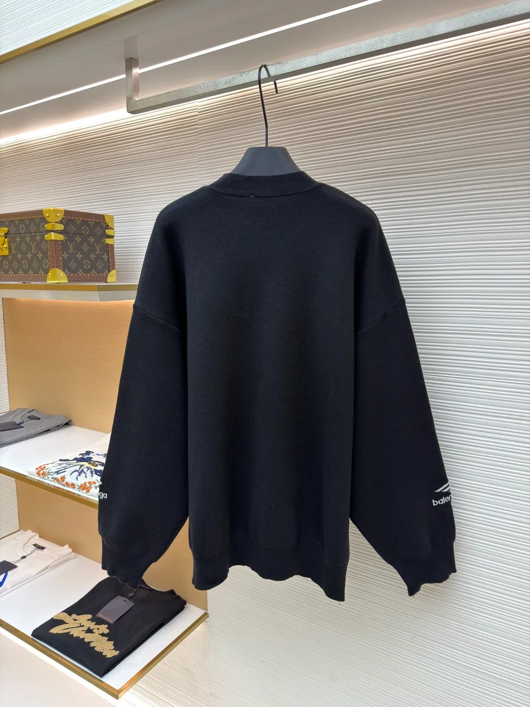 Balenciaga 3B embroidered wool sweater ●Original version: Purchased and developed for 14800 ●Item number: 1681358-B10 ●Fabric: wool blended fabric ●Technology: embroidery production ●Color: black ●Version: Loose version ●Weight: about 930 grams ●Size: Wool fabric has a strong thermal insulation effect, and each yarn has its own heating effect. The embroidery uses 3D three-dimensional embroidery. The spacing between each letter is the same as the original version, and the number of stitches is close to 20,000. The overall wiring is straight and delicate, the fabric is comfortable and soft, and the color is consistent without color difference. It can be matched with the same style to create a fashionable look and control various occasions. Customized accessories, complete with three standards, same style for men and women!