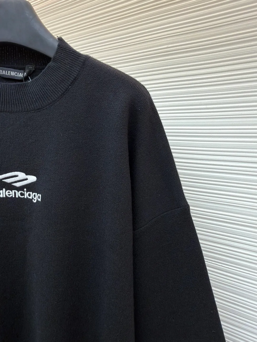 Balenciaga 3B embroidered wool sweater ●Original version: Purchased and developed for 14800 ●Item number: 1681358-B10 ●Fabric: wool blended fabric ●Technology: embroidery production ●Color: black ●Version: Loose version ●Weight: about 930 grams ●Size: Wool fabric has a strong thermal insulation effect, and each yarn has its own heating effect. The embroidery uses 3D three-dimensional embroidery. The spacing between each letter is the same as the original version, and the number of stitches is close to 20,000. The overall wiring is straight and delicate, the fabric is comfortable and soft, and the color is consistent without color difference. It can be matched with the same style to create a fashionable look and control various occasions. Customized accessories, complete with three standards, same style for men and women!