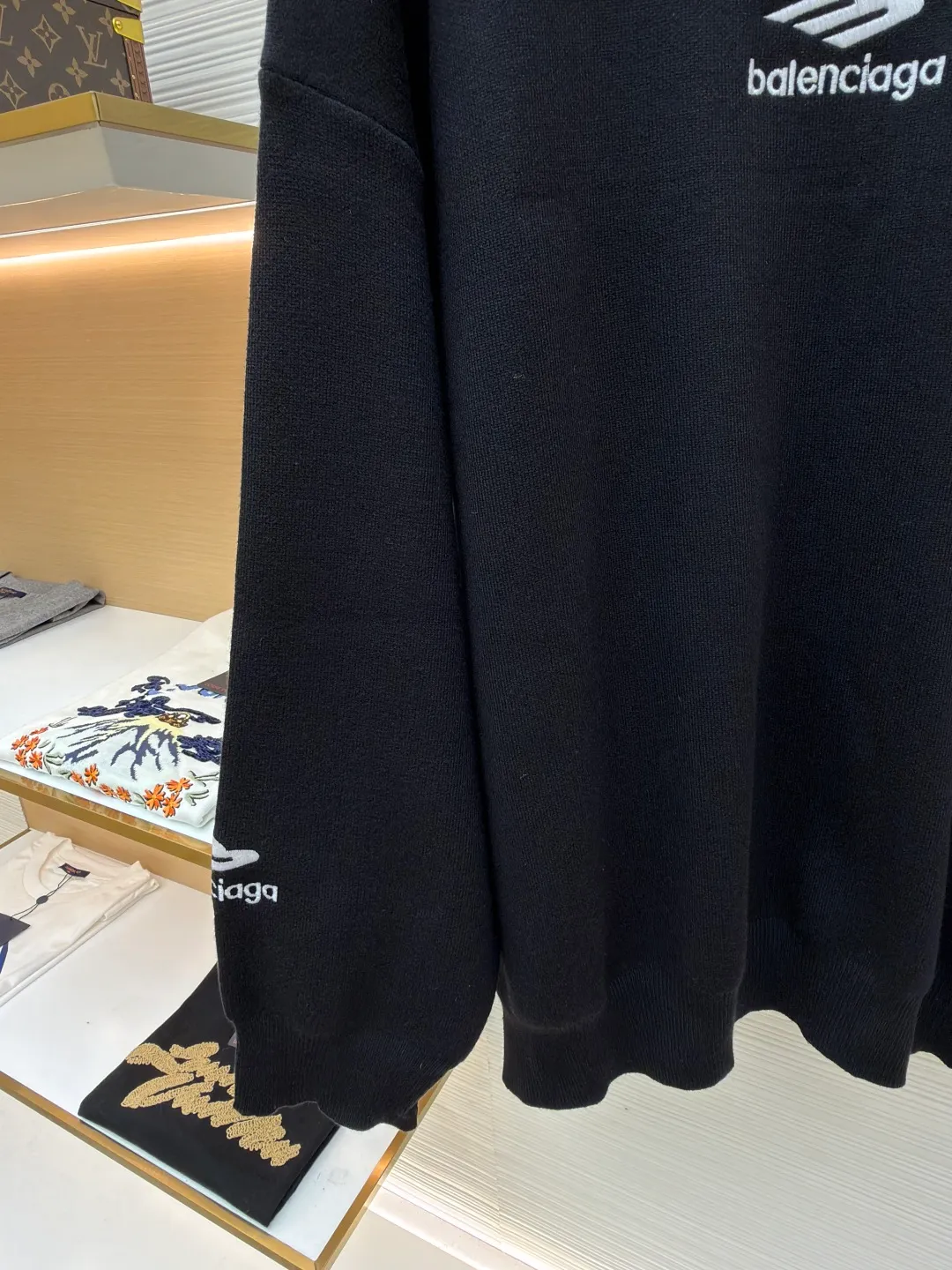Balenciaga 3B embroidered wool sweater ●Original version: Purchased and developed for 14800 ●Item number: 1681358-B10 ●Fabric: wool blended fabric ●Technology: embroidery production ●Color: black ●Version: Loose version ●Weight: about 930 grams ●Size: Wool fabric has a strong thermal insulation effect, and each yarn has its own heating effect. The embroidery uses 3D three-dimensional embroidery. The spacing between each letter is the same as the original version, and the number of stitches is close to 20,000. The overall wiring is straight and delicate, the fabric is comfortable and soft, and the color is consistent without color difference. It can be matched with the same style to create a fashionable look and control various occasions. Customized accessories, complete with three standards, same style for men and women!