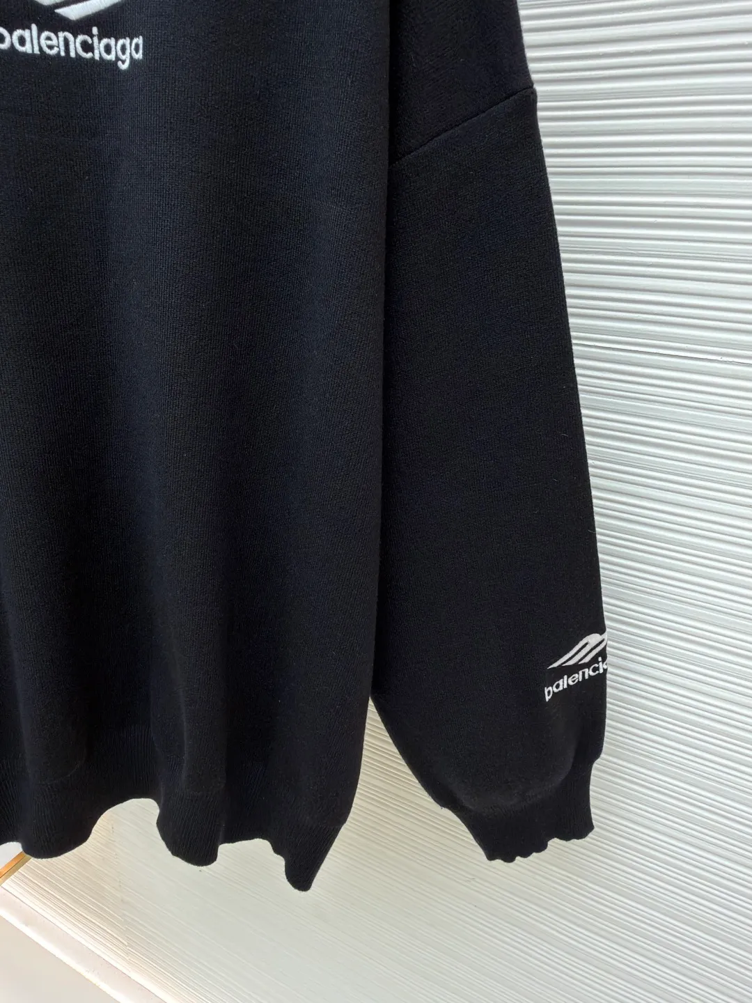 Balenciaga 3B embroidered wool sweater ●Original version: Purchased and developed for 14800 ●Item number: 1681358-B10 ●Fabric: wool blended fabric ●Technology: embroidery production ●Color: black ●Version: Loose version ●Weight: about 930 grams ●Size: Wool fabric has a strong thermal insulation effect, and each yarn has its own heating effect. The embroidery uses 3D three-dimensional embroidery. The spacing between each letter is the same as the original version, and the number of stitches is close to 20,000. The overall wiring is straight and delicate, the fabric is comfortable and soft, and the color is consistent without color difference. It can be matched with the same style to create a fashionable look and control various occasions. Customized accessories, complete with three standards, same style for men and women!