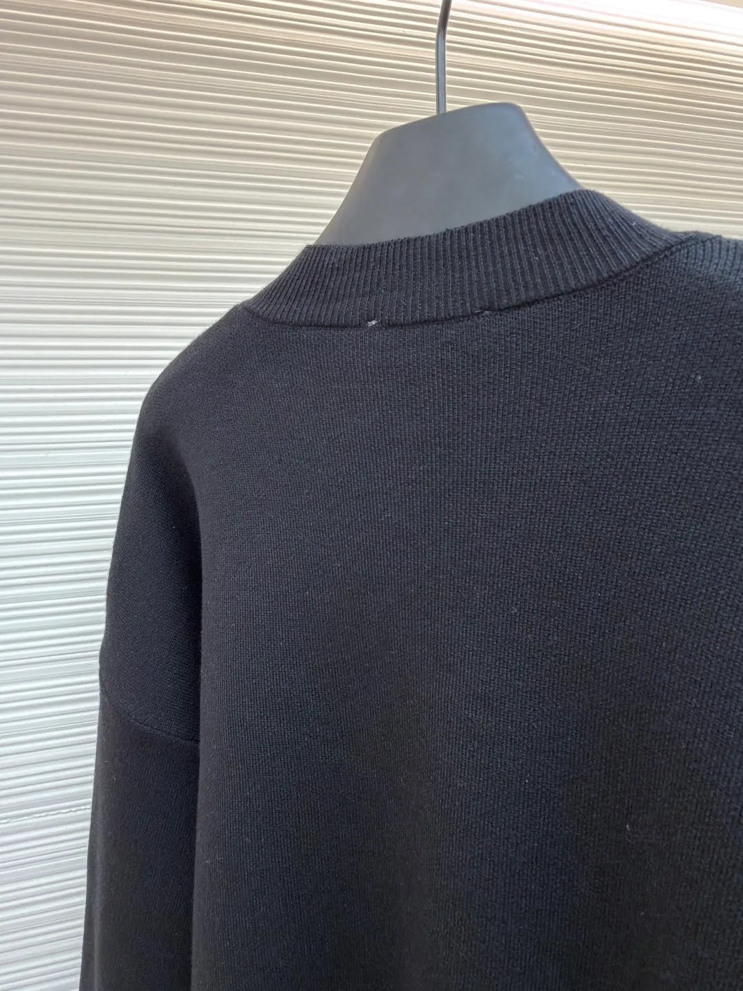 Balenciaga 3B embroidered wool sweater ●Original version: Purchased and developed for 14800 ●Item number: 1681358-B10 ●Fabric: wool blended fabric ●Technology: embroidery production ●Color: black ●Version: Loose version ●Weight: about 930 grams ●Size: Wool fabric has a strong thermal insulation effect, and each yarn has its own heating effect. The embroidery uses 3D three-dimensional embroidery. The spacing between each letter is the same as the original version, and the number of stitches is close to 20,000. The overall wiring is straight and delicate, the fabric is comfortable and soft, and the color is consistent without color difference. It can be matched with the same style to create a fashionable look and control various occasions. Customized accessories, complete with three standards, same style for men and women!