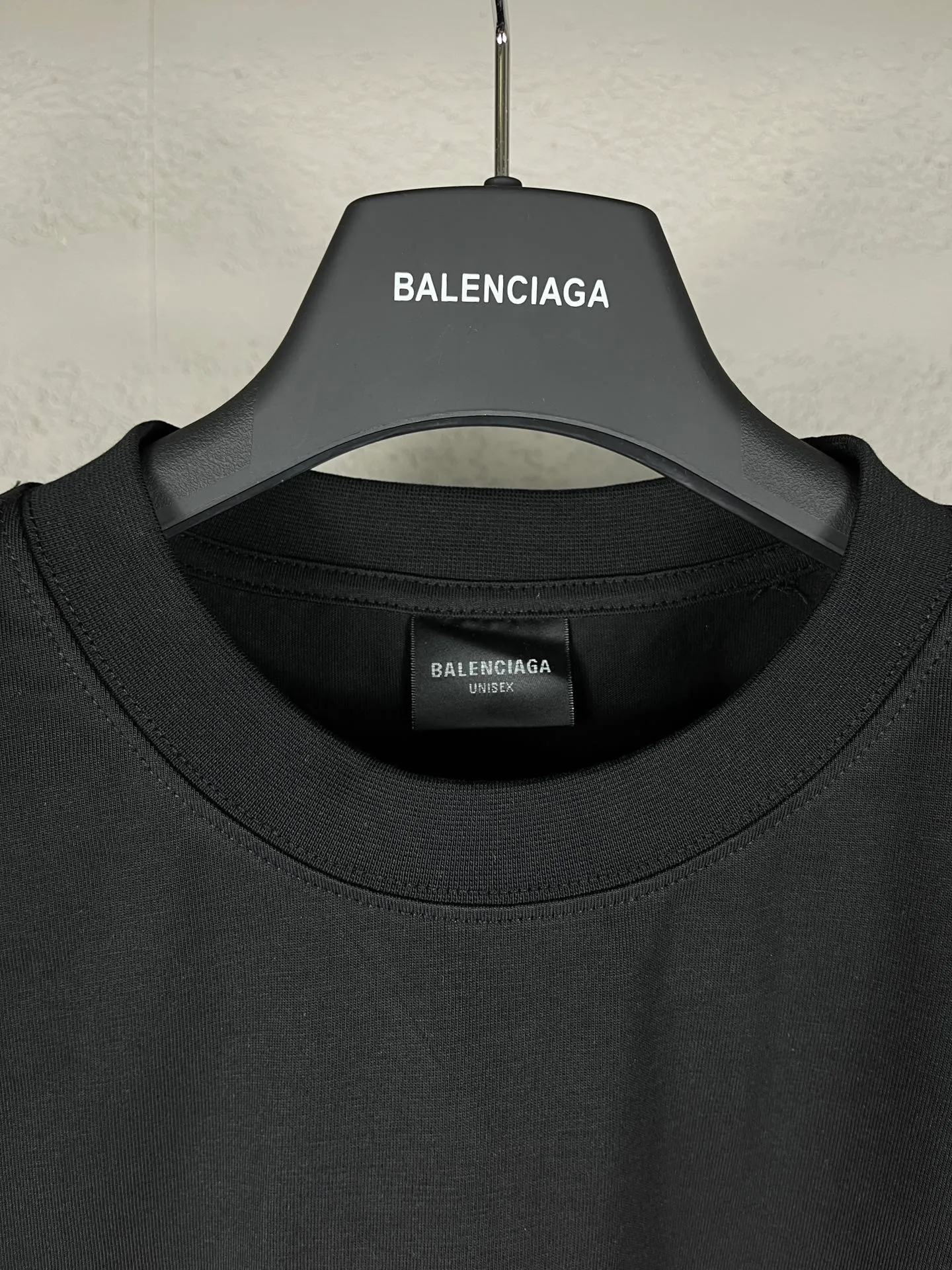 🅿️174 Real photos [Top version. Official website quality] BALENCI*GA/Paris. 2024 new front and back crack printed short-sleeved T-shirt. Brick cabinet synchronization. Genuine product developed at the first time, happy to print and compare! The fabric is made of Paris ZP custom-woven and dyed cotton with double yarns and compact cotton. The weight is 260 grams. The cloth surface is clean. The cloth pattern is clear, soft and comfortable. The threads are dyed with no color difference. The classic printing is made of environmentally friendly imported materials, with clear letters and three-dimensional effect. Restore the brick cabinet. Ready-made clothes are washed and distressed, different market currency, welcome to compare, the version adopts OS loose shoulder version. Same style for men and women Coding: BL223217 Color: black, white Size: XS to L