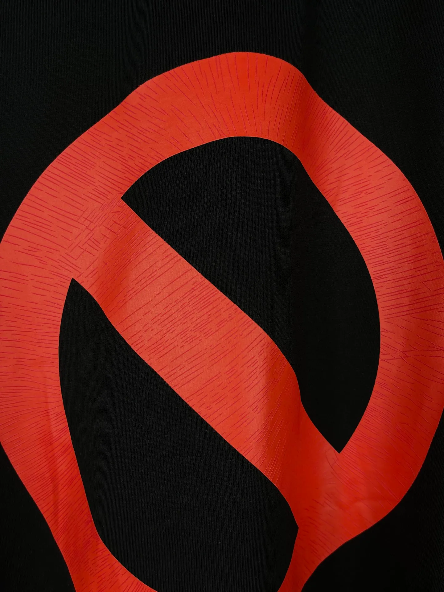 🅿️174 Real photos [Top version. Official website quality] BALENCI*GA/Paris. 2024 new front and back crack printed short-sleeved T-shirt. Brick cabinet synchronization. Genuine product developed at the first time, happy to print and compare! The fabric is made of Paris ZP custom-woven and dyed cotton with double yarns and compact cotton. The weight is 260 grams. The cloth surface is clean. The cloth pattern is clear, soft and comfortable. The threads are dyed with no color difference. The classic printing is made of environmentally friendly imported materials, with clear letters and three-dimensional effect. Restore the brick cabinet. Ready-made clothes are washed and distressed, different market currency, welcome to compare, the version adopts OS loose shoulder version. Same style for men and women Coding: BL223217 Color: black, white Size: XS to L