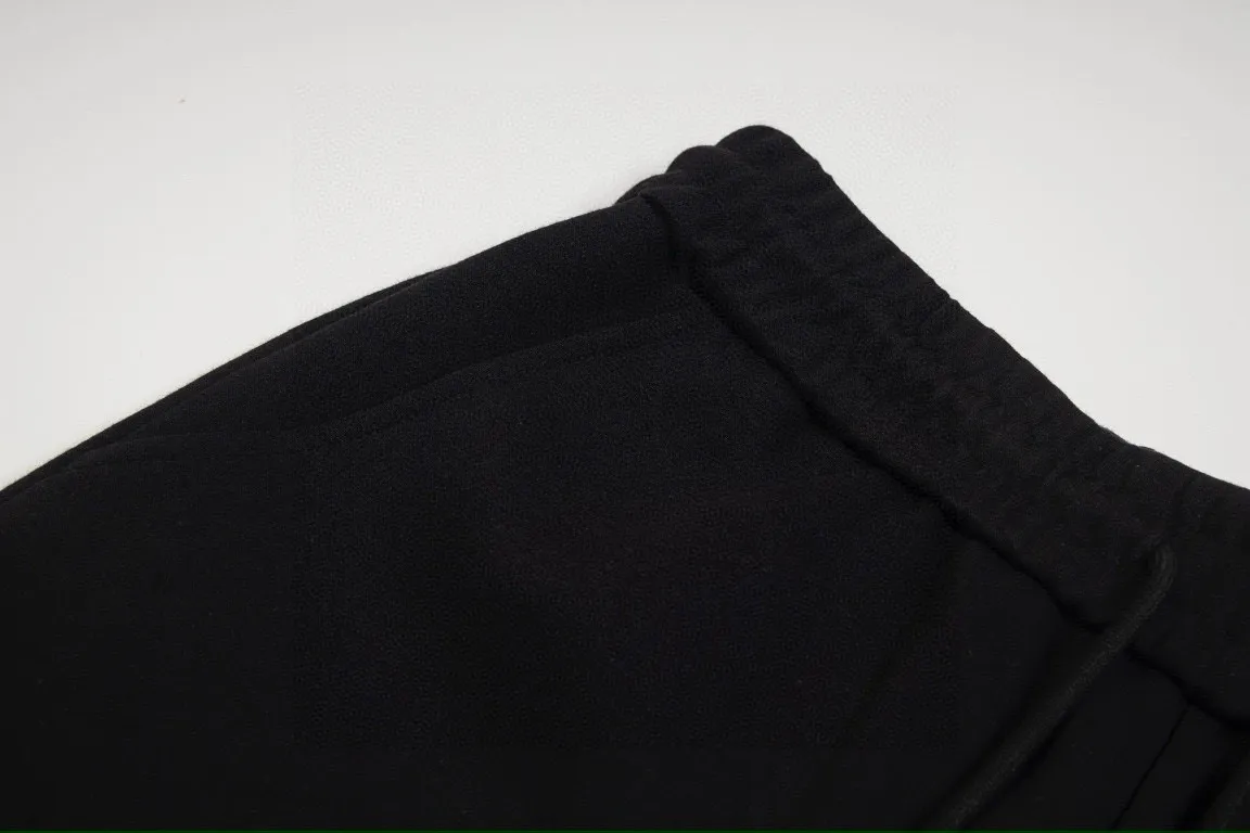 🅿️180 new model number: B103 Balenciaga new graffiti letter printed shorts for couples, casual three-quarter pants 1️⃣The fabric is made of reactive black 360g, a very high-quality, thick and comfortable fabric, and the waist is designed with hemming workmanship, making it more comfortable and stylish to wear! 2️⃣Adopt foam printing design technology, positioning cutting, imported glue dot printing, irregular splash ink graffiti printing! 3️⃣It is very youthful and youthful and energetic, and can be easily controlled by both men and women. It is very in line with the fashion aesthetic concepts of young people today, creating a casual and lazy fashion tone, a must-have for autumn and winter! 4️⃣Exquisite workmanship and complete accessories! Color: black Size: S, M, L, XL