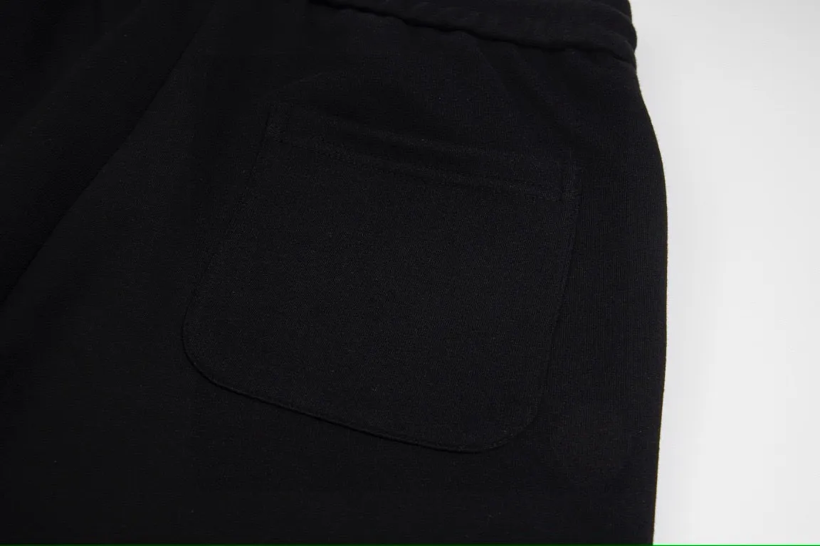 🅿️180 new model number: B103 Balenciaga new graffiti letter printed shorts for couples, casual three-quarter pants 1️⃣The fabric is made of reactive black 360g, a very high-quality, thick and comfortable fabric, and the waist is designed with hemming workmanship, making it more comfortable and stylish to wear! 2️⃣Adopt foam printing design technology, positioning cutting, imported glue dot printing, irregular splash ink graffiti printing! 3️⃣It is very youthful and youthful and energetic, and can be easily controlled by both men and women. It is very in line with the fashion aesthetic concepts of young people today, creating a casual and lazy fashion tone, a must-have for autumn and winter! 4️⃣Exquisite workmanship and complete accessories! Color: black Size: S, M, L, XL
