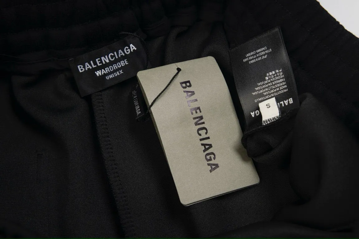 🅿️180 new model number: B103 Balenciaga new graffiti letter printed shorts for couples, casual three-quarter pants 1️⃣The fabric is made of reactive black 360g, a very high-quality, thick and comfortable fabric, and the waist is designed with hemming workmanship, making it more comfortable and stylish to wear! 2️⃣Adopt foam printing design technology, positioning cutting, imported glue dot printing, irregular splash ink graffiti printing! 3️⃣It is very youthful and youthful and energetic, and can be easily controlled by both men and women. It is very in line with the fashion aesthetic concepts of young people today, creating a casual and lazy fashion tone, a must-have for autumn and winter! 4️⃣Exquisite workmanship and complete accessories! Color: black Size: S, M, L, XL