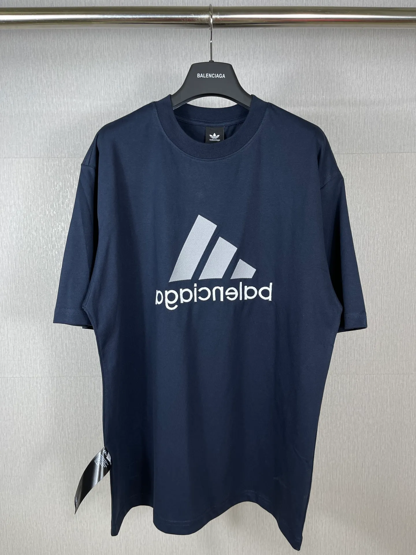 🅿️186 Real photos [Top version. Official website quality] BALENCI*GA/Paris co-branded Adidas classic LOGO combination on the front, double-sided front and back wear embroidered short-sleeved T-shirt# The fabric is made of Paris ZP custom-woven and dyed cotton double yarn. Weighing 260 grams, the cloth surface is clean. The cloth pattern is clear, soft and comfortable. The color fastness is good. It is not easy to change color. The threads are dyed with no color difference. The classic letter LOGO embroidery is embroidered using imported Tajima embroidery machine. The lines are clear and the effect is three-dimensional. Restored brick cabinets. The version adopts OS loose shoulder version. Same style for men and women. Code: BL223108 Color: white, sapphire blue, dark green Size: XS to L