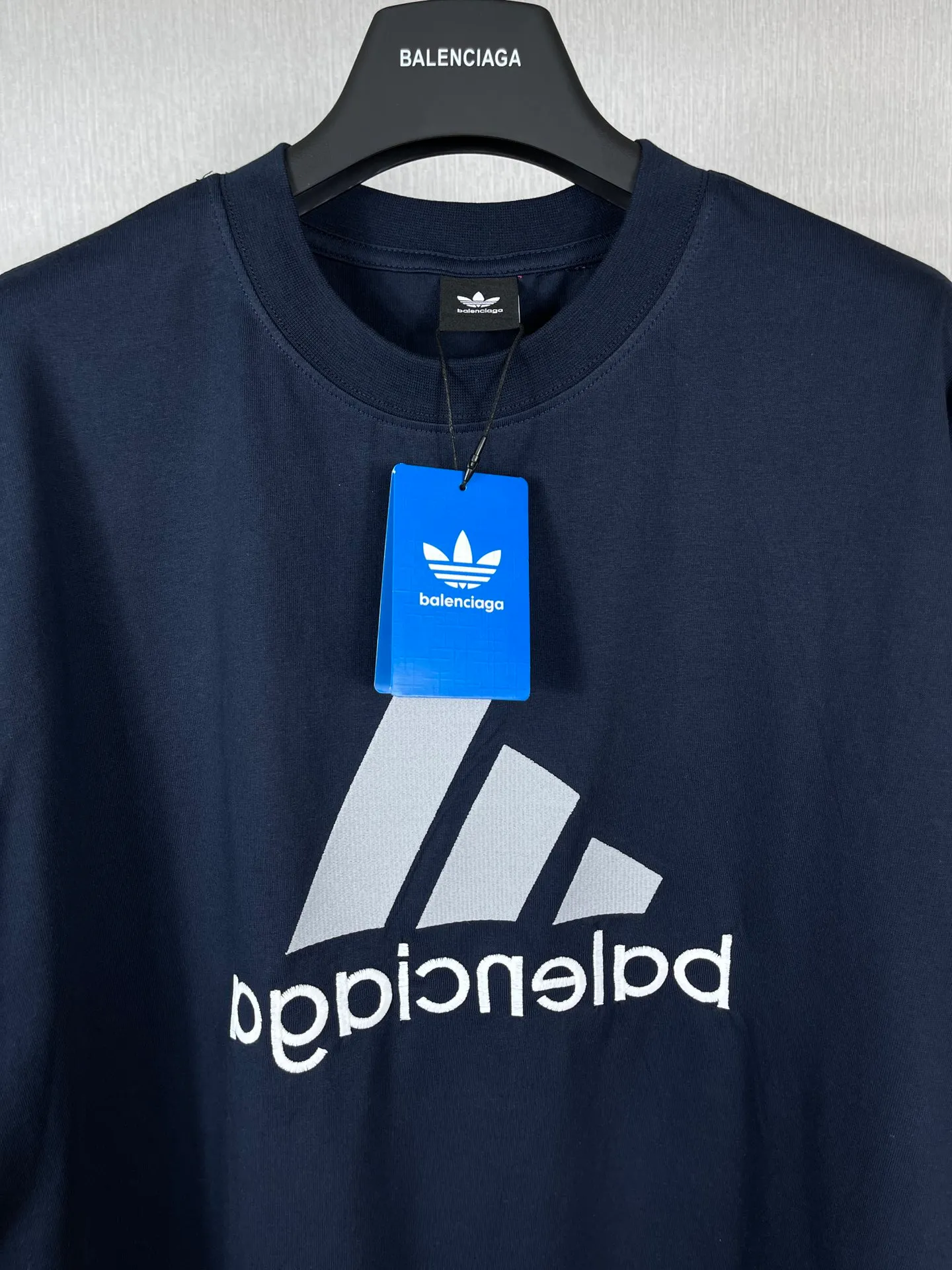 🅿️186 Real photos [Top version. Official website quality] BALENCI*GA/Paris co-branded Adidas classic LOGO combination on the front, double-sided front and back wear embroidered short-sleeved T-shirt# The fabric is made of Paris ZP custom-woven and dyed cotton double yarn. Weighing 260 grams, the cloth surface is clean. The cloth pattern is clear, soft and comfortable. The color fastness is good. It is not easy to change color. The threads are dyed with no color difference. The classic letter LOGO embroidery is embroidered using imported Tajima embroidery machine. The lines are clear and the effect is three-dimensional. Restored brick cabinets. The version adopts OS loose shoulder version. Same style for men and women. Code: BL223108 Color: white, sapphire blue, dark green Size: XS to L