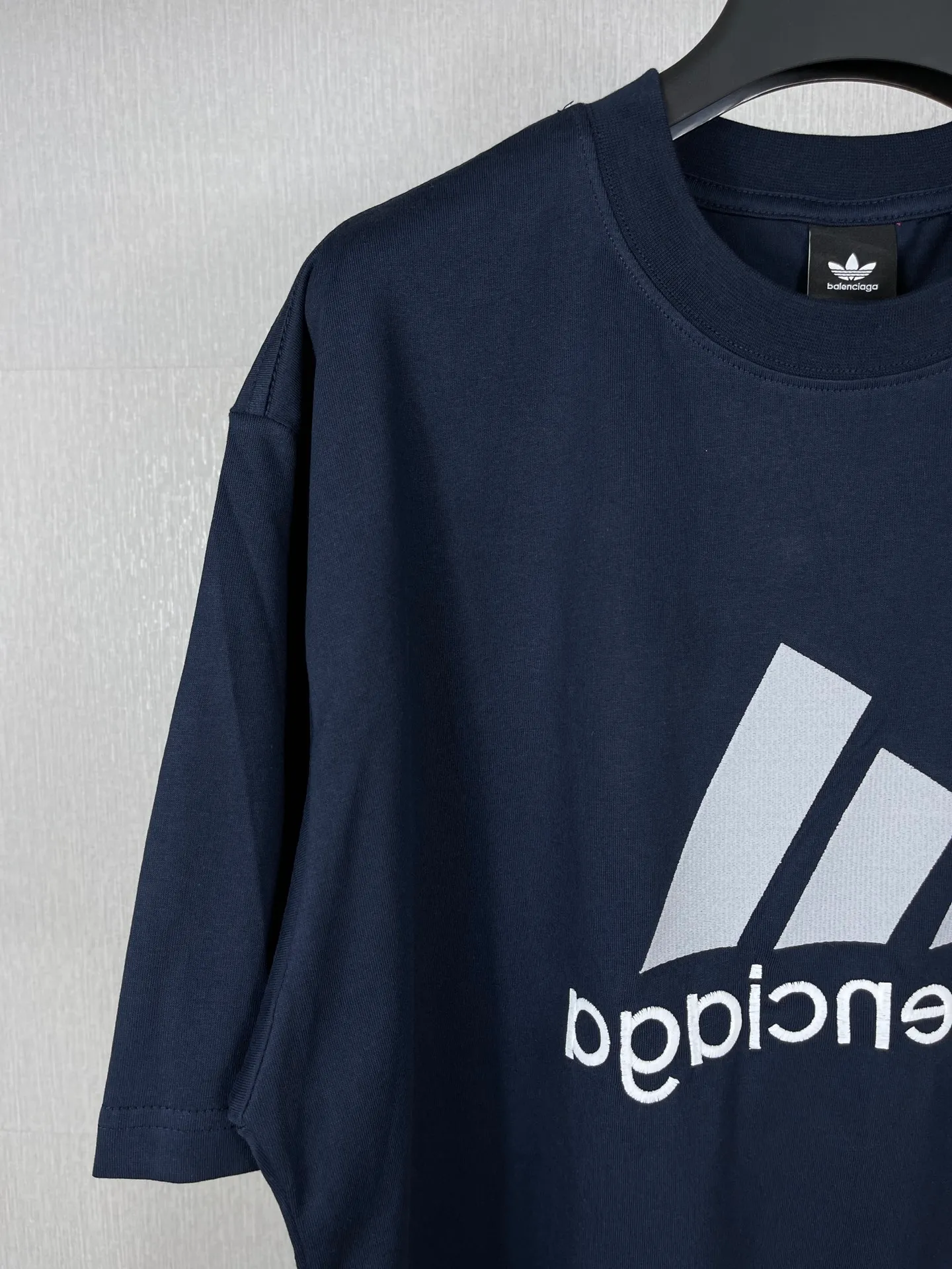 🅿️186 Real photos [Top version. Official website quality] BALENCI*GA/Paris co-branded Adidas classic LOGO combination on the front, double-sided front and back wear embroidered short-sleeved T-shirt# The fabric is made of Paris ZP custom-woven and dyed cotton double yarn. Weighing 260 grams, the cloth surface is clean. The cloth pattern is clear, soft and comfortable. The color fastness is good. It is not easy to change color. The threads are dyed with no color difference. The classic letter LOGO embroidery is embroidered using imported Tajima embroidery machine. The lines are clear and the effect is three-dimensional. Restored brick cabinets. The version adopts OS loose shoulder version. Same style for men and women. Code: BL223108 Color: white, sapphire blue, dark green Size: XS to L
