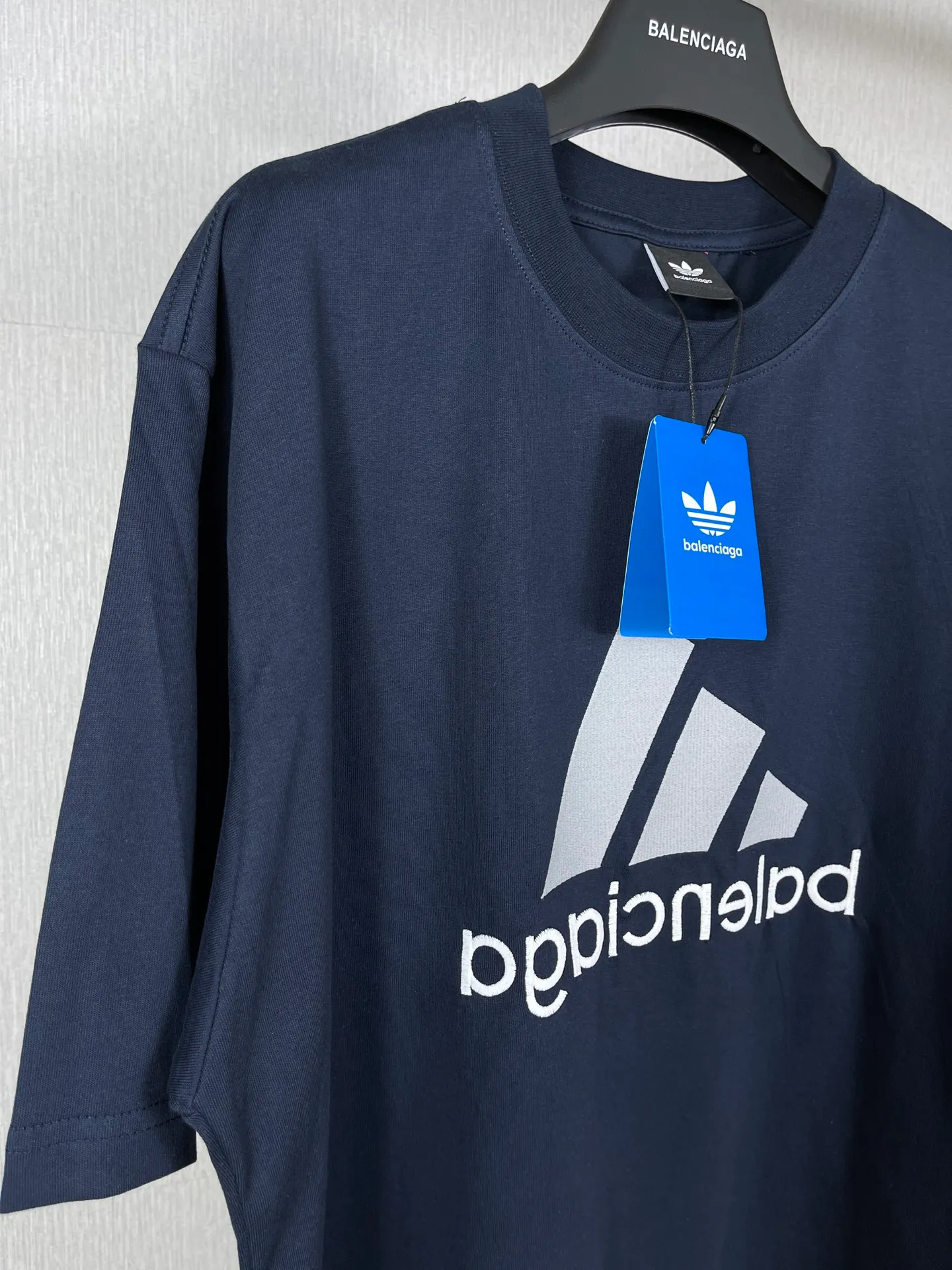 🅿️186 Real photos [Top version. Official website quality] BALENCI*GA/Paris co-branded Adidas classic LOGO combination on the front, double-sided front and back wear embroidered short-sleeved T-shirt# The fabric is made of Paris ZP custom-woven and dyed cotton double yarn. Weighing 260 grams, the cloth surface is clean. The cloth pattern is clear, soft and comfortable. The color fastness is good. It is not easy to change color. The threads are dyed with no color difference. The classic letter LOGO embroidery is embroidered using imported Tajima embroidery machine. The lines are clear and the effect is three-dimensional. Restored brick cabinets. The version adopts OS loose shoulder version. Same style for men and women. Code: BL223108 Color: white, sapphire blue, dark green Size: XS to L