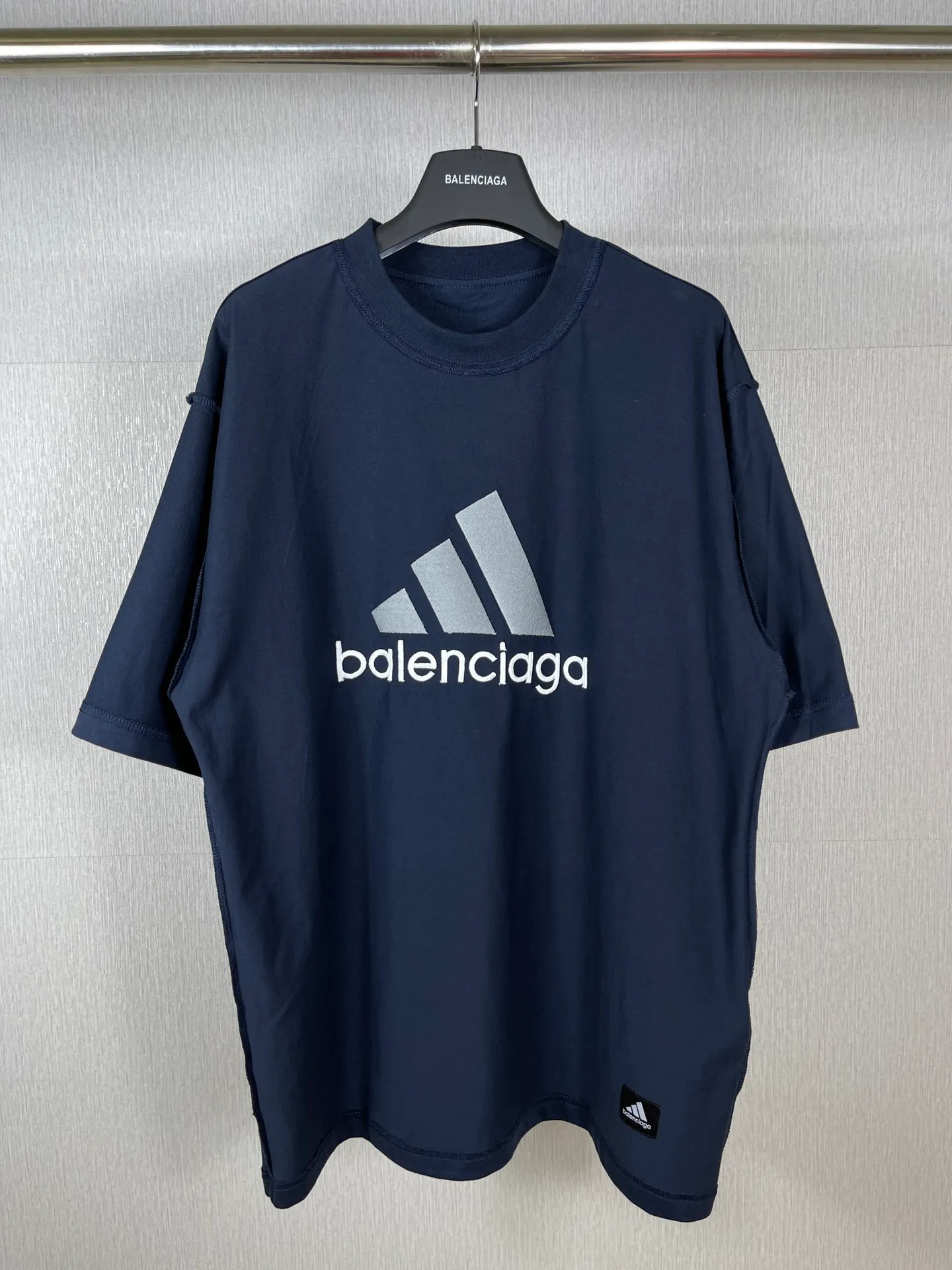 🅿️186 Real photos [Top version. Official website quality] BALENCI*GA/Paris co-branded Adidas classic LOGO combination on the front, double-sided front and back wear embroidered short-sleeved T-shirt# The fabric is made of Paris ZP custom-woven and dyed cotton double yarn. Weighing 260 grams, the cloth surface is clean. The cloth pattern is clear, soft and comfortable. The color fastness is good. It is not easy to change color. The threads are dyed with no color difference. The classic letter LOGO embroidery is embroidered using imported Tajima embroidery machine. The lines are clear and the effect is three-dimensional. Restored brick cabinets. The version adopts OS loose shoulder version. Same style for men and women. Code: BL223108 Color: white, sapphire blue, dark green Size: XS to L