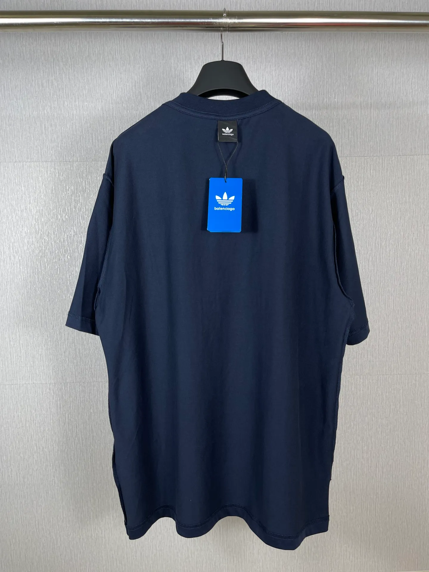 🅿️186 Real photos [Top version. Official website quality] BALENCI*GA/Paris co-branded Adidas classic LOGO combination on the front, double-sided front and back wear embroidered short-sleeved T-shirt# The fabric is made of Paris ZP custom-woven and dyed cotton double yarn. Weighing 260 grams, the cloth surface is clean. The cloth pattern is clear, soft and comfortable. The color fastness is good. It is not easy to change color. The threads are dyed with no color difference. The classic letter LOGO embroidery is embroidered using imported Tajima embroidery machine. The lines are clear and the effect is three-dimensional. Restored brick cabinets. The version adopts OS loose shoulder version. Same style for men and women. Code: BL223108 Color: white, sapphire blue, dark green Size: XS to L