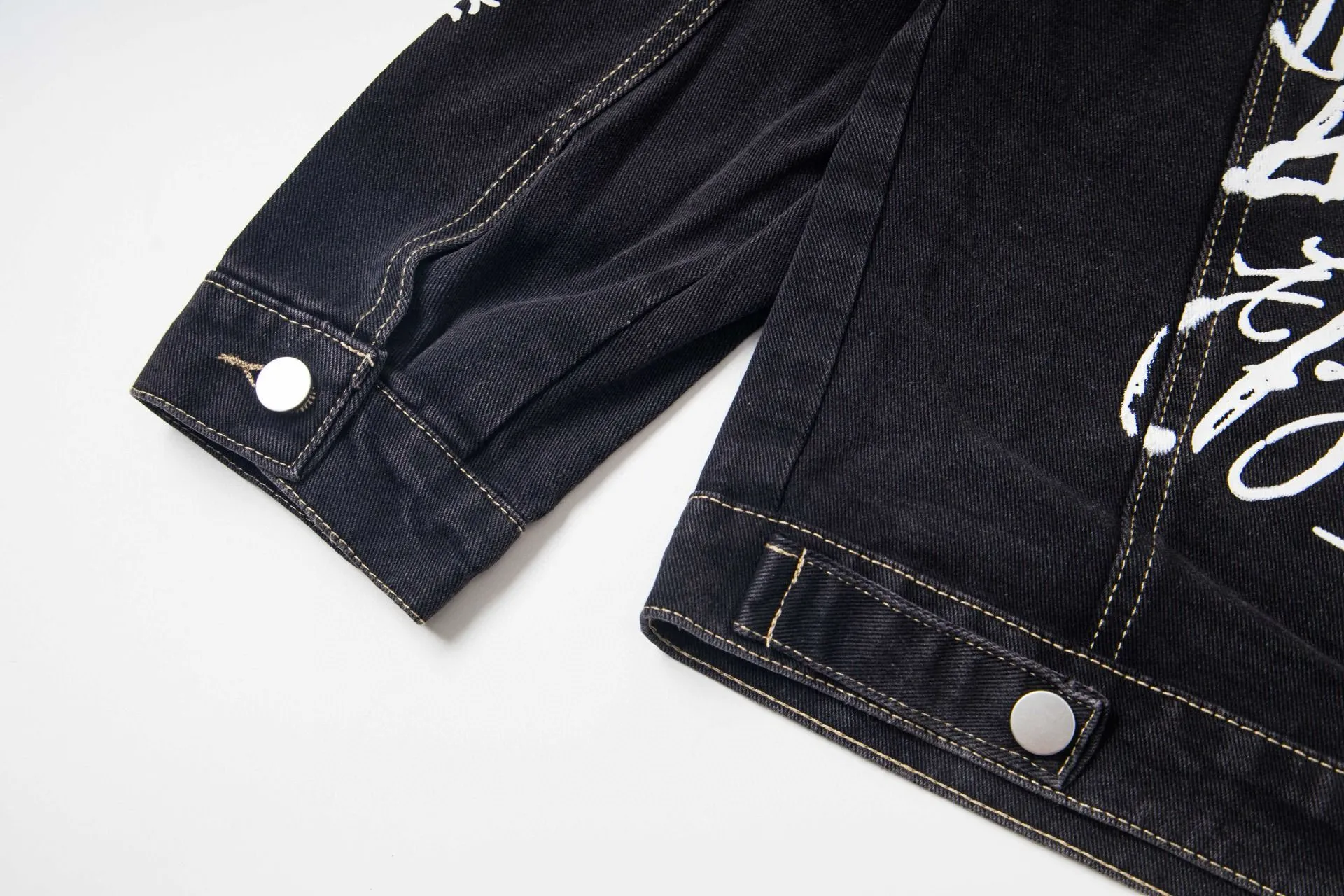 🅿️300 new model number: B15 BALENCIAGA Balenciaga's new retro letter graffiti denim jacket top 1️⃣ Made of high-quality denim fabric washing process, the upper body is soft and comfortable after washing, extremely delicate, has a solid, smooth and soft hand feel, and the fabric does not wrinkle, and the hand feel is invincible. The details are perfectly handled! 2️⃣It is very youthful and energetic, and can be easily worn by both men and women. It is very in line with the fashion aesthetic concepts of today's young people! 3️⃣ A full set of customized accessories, complete with three standards, same style for men and women, a must-have style for couples. Color: Denim Black Size: S, M, L, XL