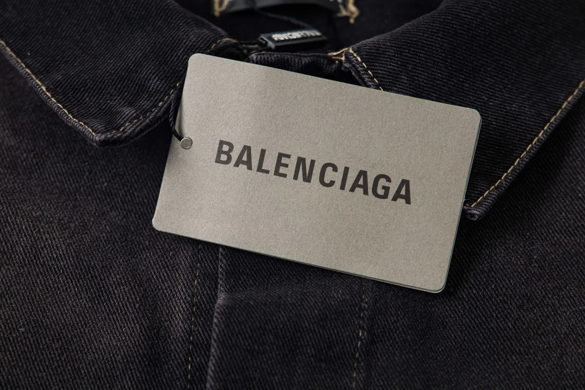 🅿️300 new model number: B15 BALENCIAGA Balenciaga's new retro letter graffiti denim jacket top 1️⃣ Made of high-quality denim fabric washing process, the upper body is soft and comfortable after washing, extremely delicate, has a solid, smooth and soft hand feel, and the fabric does not wrinkle, and the hand feel is invincible. The details are perfectly handled! 2️⃣It is very youthful and energetic, and can be easily worn by both men and women. It is very in line with the fashion aesthetic concepts of today's young people! 3️⃣ A full set of customized accessories, complete with three standards, same style for men and women, a must-have style for couples. Color: Denim Black Size: S, M, L, XL