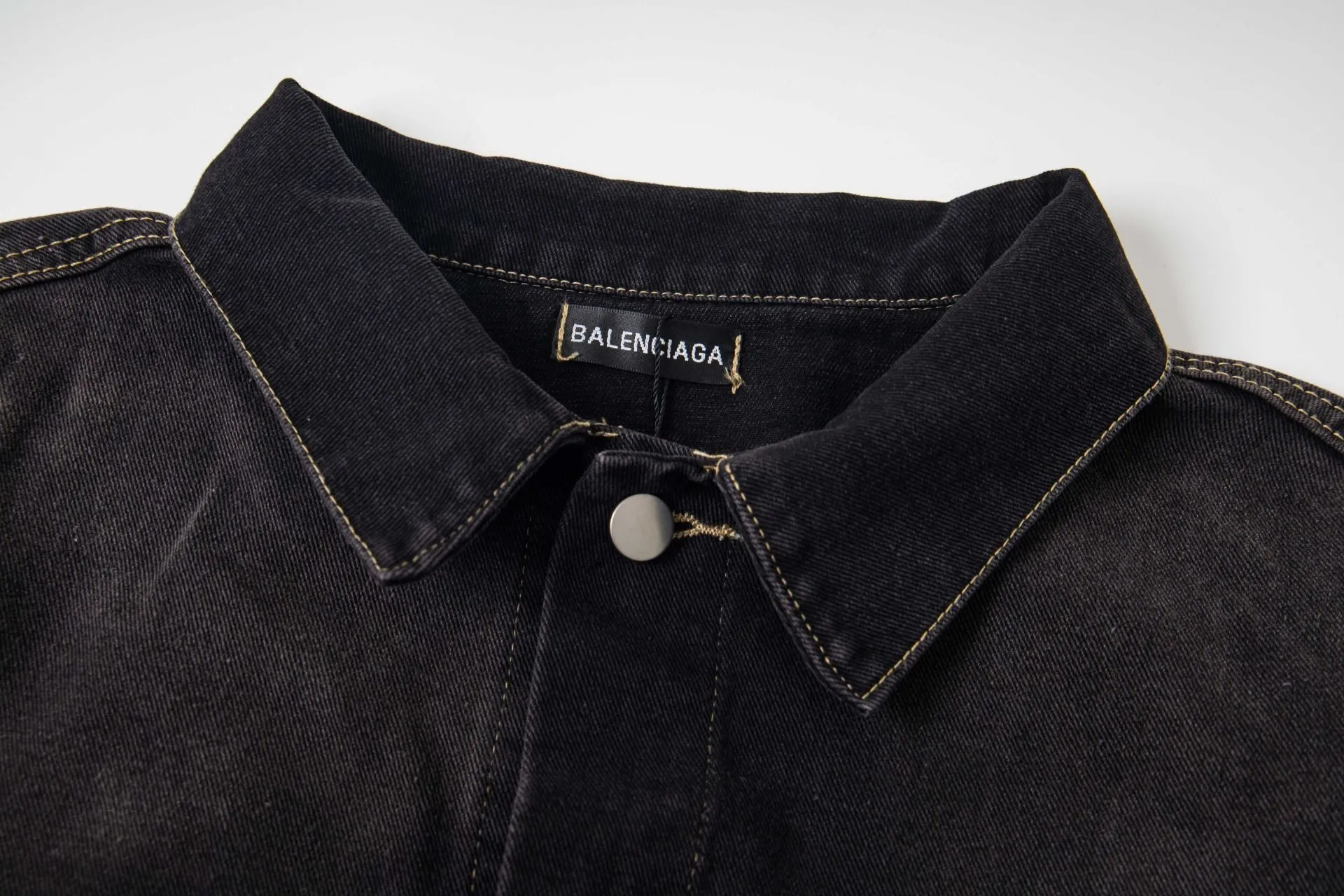 🅿️300 new model number: B15 BALENCIAGA Balenciaga's new retro letter graffiti denim jacket top 1️⃣ Made of high-quality denim fabric washing process, the upper body is soft and comfortable after washing, extremely delicate, has a solid, smooth and soft hand feel, and the fabric does not wrinkle, and the hand feel is invincible. The details are perfectly handled! 2️⃣It is very youthful and energetic, and can be easily worn by both men and women. It is very in line with the fashion aesthetic concepts of today's young people! 3️⃣ A full set of customized accessories, complete with three standards, same style for men and women, a must-have style for couples. Color: Denim Black Size: S, M, L, XL
