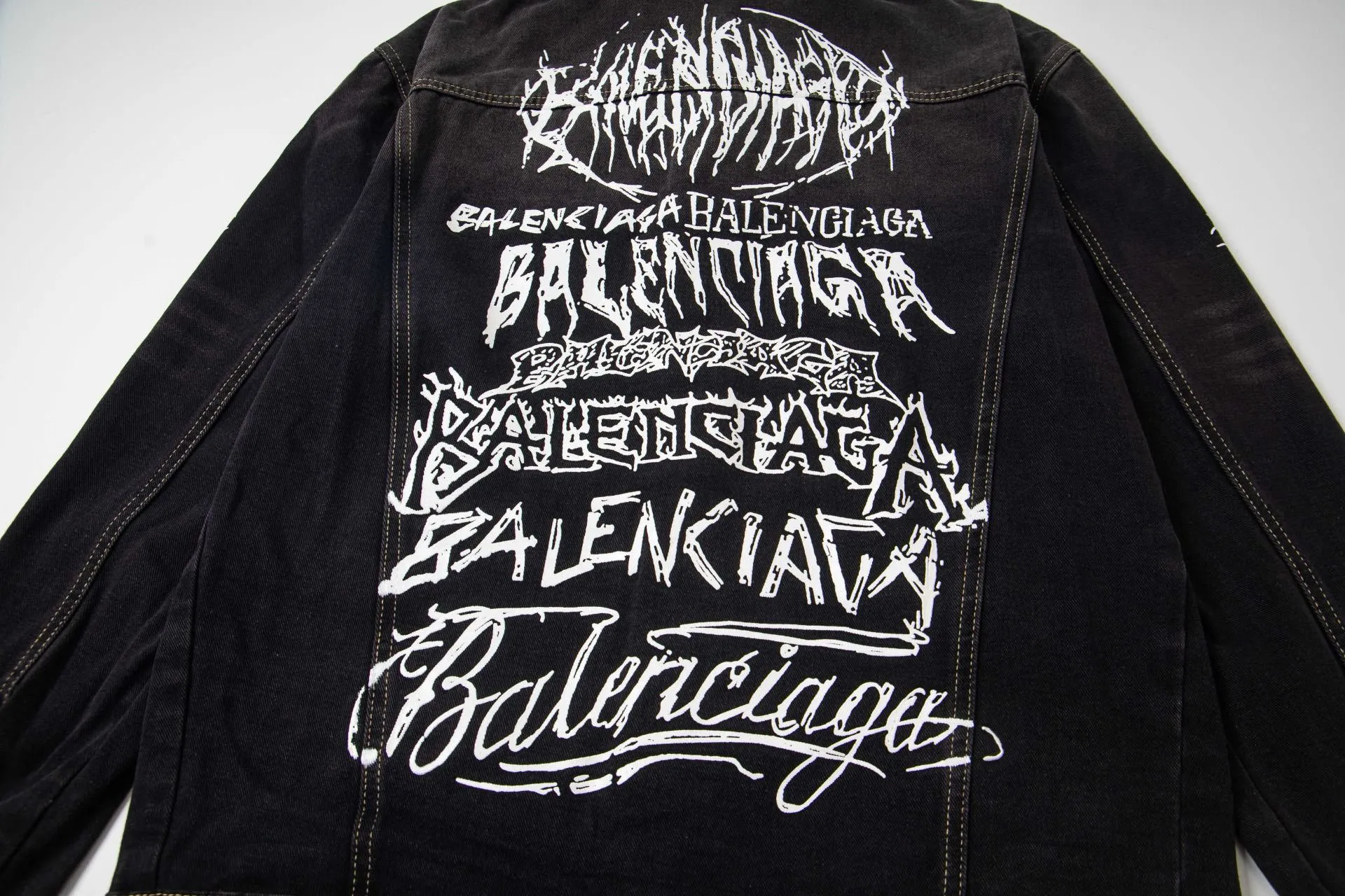 🅿️300 new model number: B15 BALENCIAGA Balenciaga's new retro letter graffiti denim jacket top 1️⃣ Made of high-quality denim fabric washing process, the upper body is soft and comfortable after washing, extremely delicate, has a solid, smooth and soft hand feel, and the fabric does not wrinkle, and the hand feel is invincible. The details are perfectly handled! 2️⃣It is very youthful and energetic, and can be easily worn by both men and women. It is very in line with the fashion aesthetic concepts of today's young people! 3️⃣ A full set of customized accessories, complete with three standards, same style for men and women, a must-have style for couples. Color: Denim Black Size: S, M, L, XL