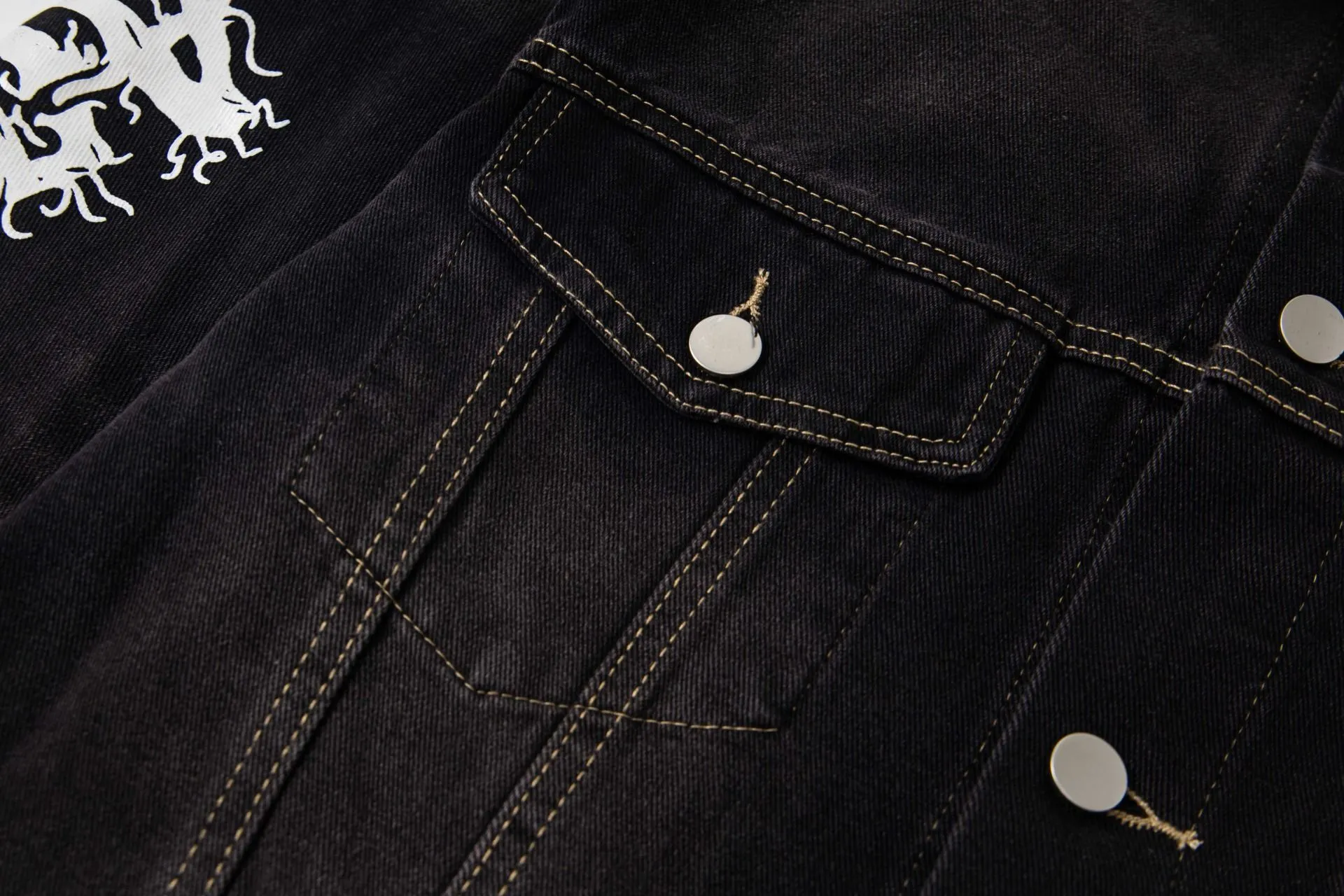 🅿️300 new model number: B15 BALENCIAGA Balenciaga's new retro letter graffiti denim jacket top 1️⃣ Made of high-quality denim fabric washing process, the upper body is soft and comfortable after washing, extremely delicate, has a solid, smooth and soft hand feel, and the fabric does not wrinkle, and the hand feel is invincible. The details are perfectly handled! 2️⃣It is very youthful and energetic, and can be easily worn by both men and women. It is very in line with the fashion aesthetic concepts of today's young people! 3️⃣ A full set of customized accessories, complete with three standards, same style for men and women, a must-have style for couples. Color: Denim Black Size: S, M, L, XL
