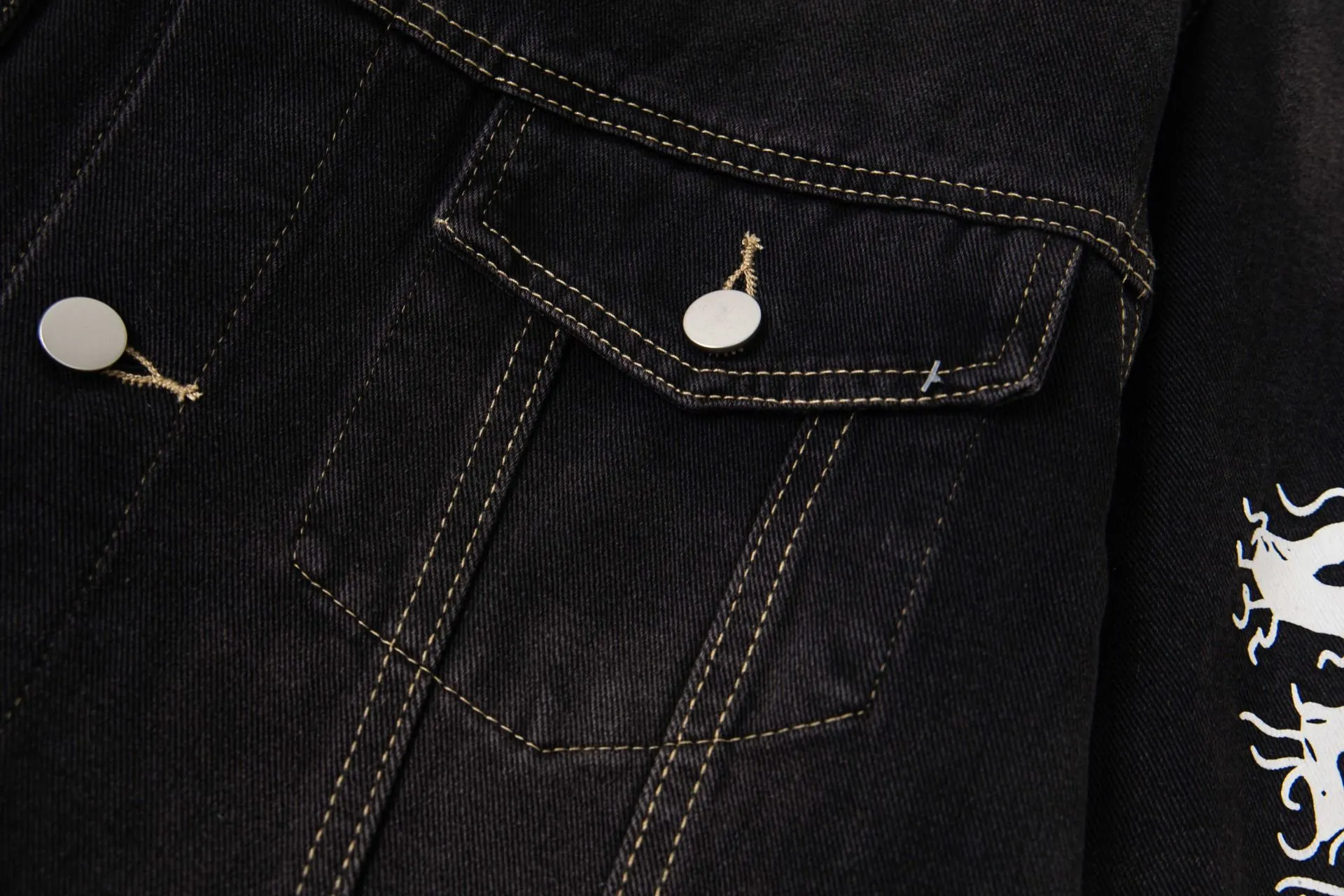 🅿️300 new model number: B15 BALENCIAGA Balenciaga's new retro letter graffiti denim jacket top 1️⃣ Made of high-quality denim fabric washing process, the upper body is soft and comfortable after washing, extremely delicate, has a solid, smooth and soft hand feel, and the fabric does not wrinkle, and the hand feel is invincible. The details are perfectly handled! 2️⃣It is very youthful and energetic, and can be easily worn by both men and women. It is very in line with the fashion aesthetic concepts of today's young people! 3️⃣ A full set of customized accessories, complete with three standards, same style for men and women, a must-have style for couples. Color: Denim Black Size: S, M, L, XL