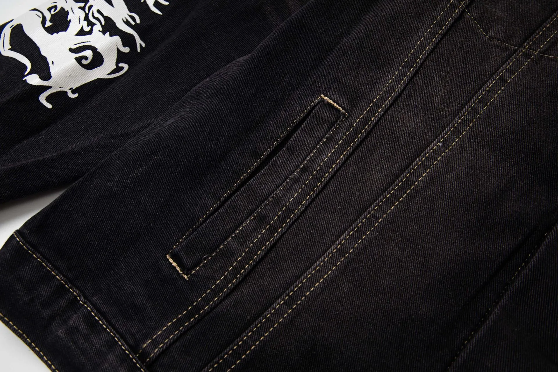 🅿️300 new model number: B15 BALENCIAGA Balenciaga's new retro letter graffiti denim jacket top 1️⃣ Made of high-quality denim fabric washing process, the upper body is soft and comfortable after washing, extremely delicate, has a solid, smooth and soft hand feel, and the fabric does not wrinkle, and the hand feel is invincible. The details are perfectly handled! 2️⃣It is very youthful and energetic, and can be easily worn by both men and women. It is very in line with the fashion aesthetic concepts of today's young people! 3️⃣ A full set of customized accessories, complete with three standards, same style for men and women, a must-have style for couples. Color: Denim Black Size: S, M, L, XL