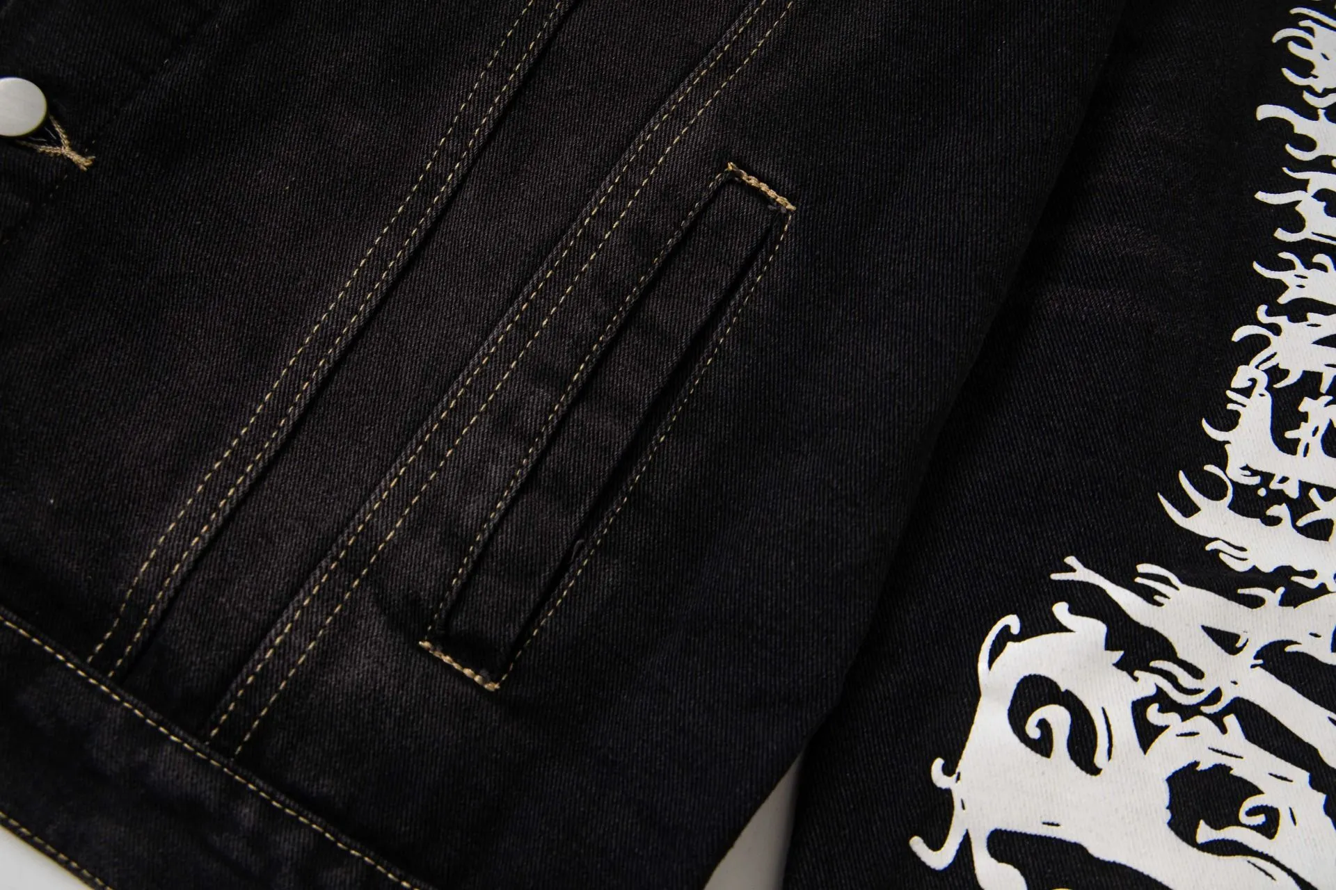 🅿️300 new model number: B15 BALENCIAGA Balenciaga's new retro letter graffiti denim jacket top 1️⃣ Made of high-quality denim fabric washing process, the upper body is soft and comfortable after washing, extremely delicate, has a solid, smooth and soft hand feel, and the fabric does not wrinkle, and the hand feel is invincible. The details are perfectly handled! 2️⃣It is very youthful and energetic, and can be easily worn by both men and women. It is very in line with the fashion aesthetic concepts of today's young people! 3️⃣ A full set of customized accessories, complete with three standards, same style for men and women, a must-have style for couples. Color: Denim Black Size: S, M, L, XL