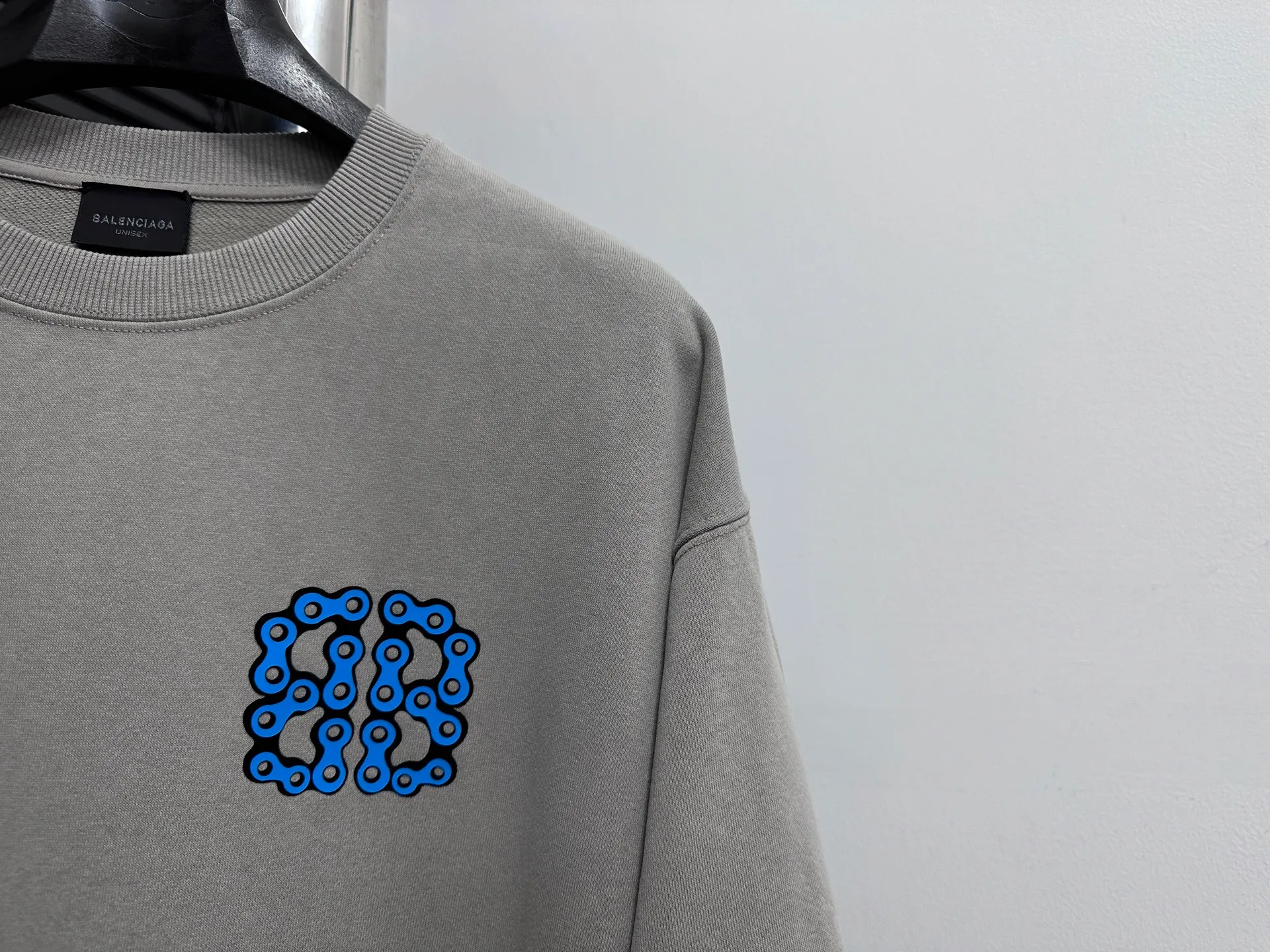 🅿️310 [BALENCIaGA] Paris washed round neck sweatshirt. The fabric is made of 400g Paris-specific double yarns* high weight double yarn ribs, washed and distressed. It has a better hand feel and texture. It is not easy to deform, not easy to shrink, not easy to fade, and maintains long-term beauty. The same style for men and women! ! Size: S-XL