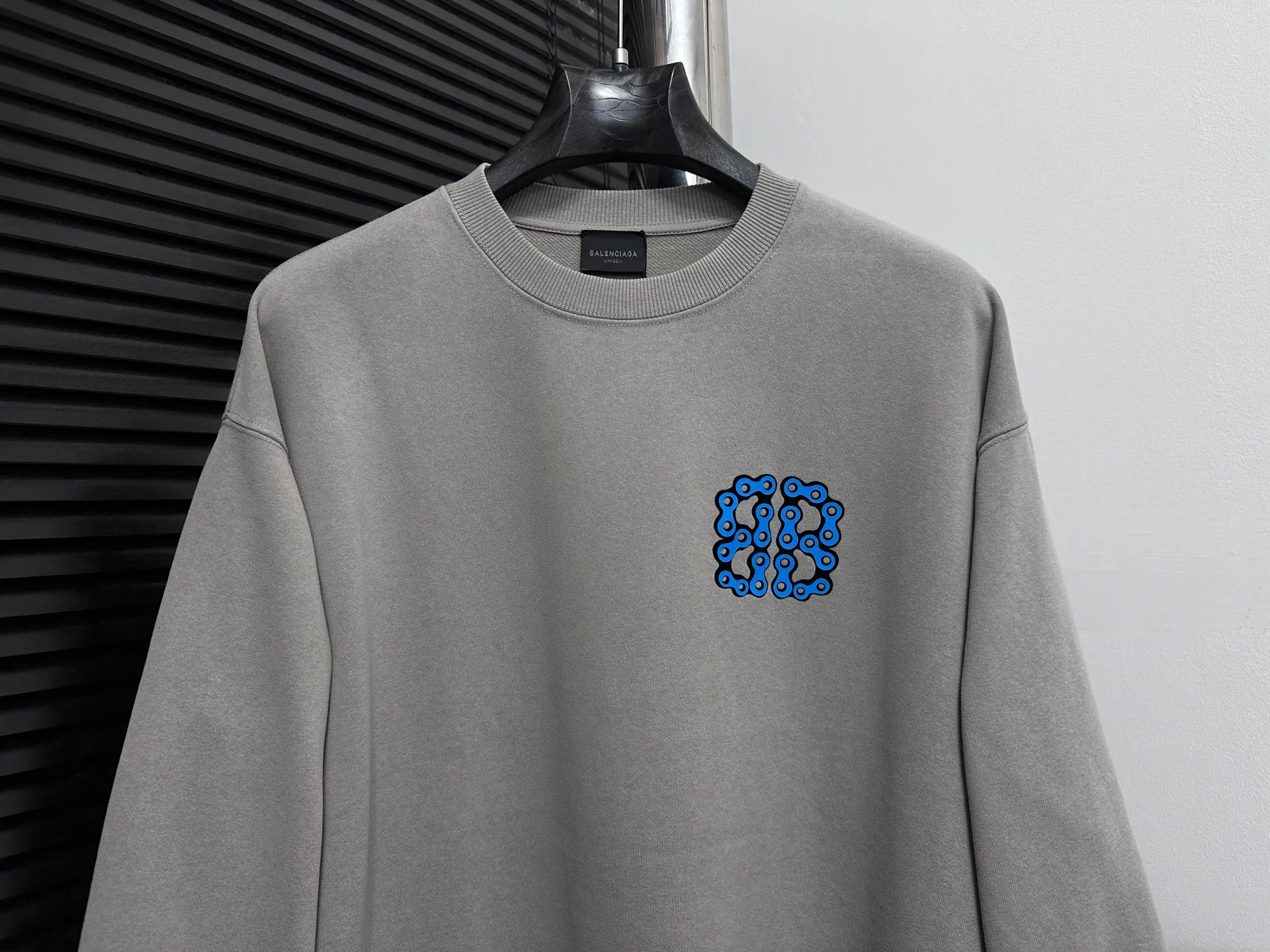 🅿️310 [BALENCIaGA] Paris washed round neck sweatshirt. The fabric is made of 400g Paris-specific double yarns* high weight double yarn ribs, washed and distressed. It has a better hand feel and texture. It is not easy to deform, not easy to shrink, not easy to fade, and maintains long-term beauty. The same style for men and women! ! Size: S-XL