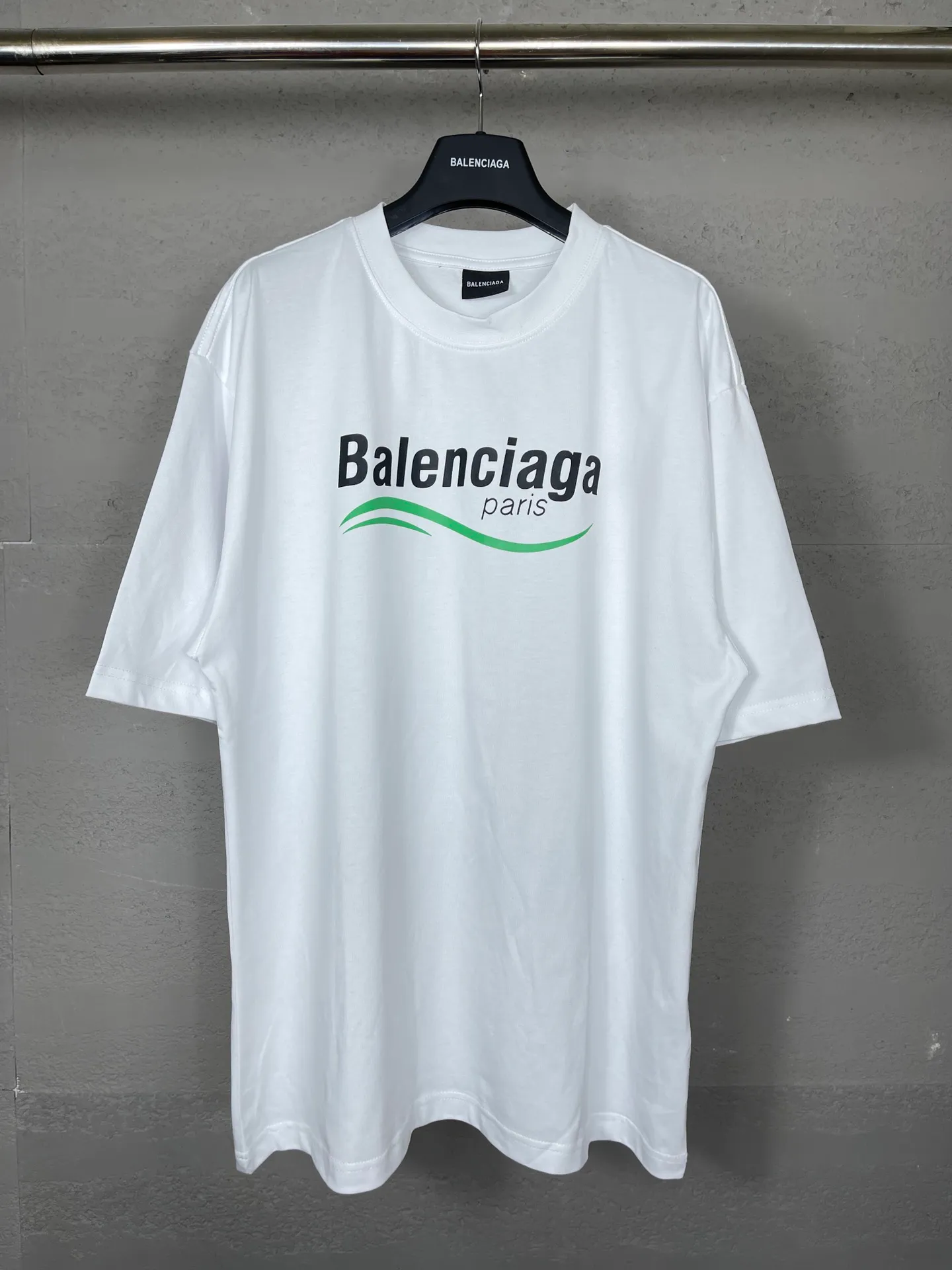 🅿️170 real photos [Top version. Official website quality] BALENCI*GA/Paris BALENCI*GA#2023 new style, multiple LoGO classic printed short-sleeved T-shirts. The fabric is made of Paris ZP custom-woven and dyed 100% cotton double yarn compact cotton. The weight is 260 grams, the cloth surface is clean. The cloth pattern is clear. Soft and comfortable. Good color fastness. Not easy to change color. The threads are woven and dyed with no color difference. Printing uses computer direct printing. The effect is three-dimensional and has no burrs. The version adopts OS loose shoulder design. Same style for men and women. Code: BL223205 Color: Black. White Size: XS to L